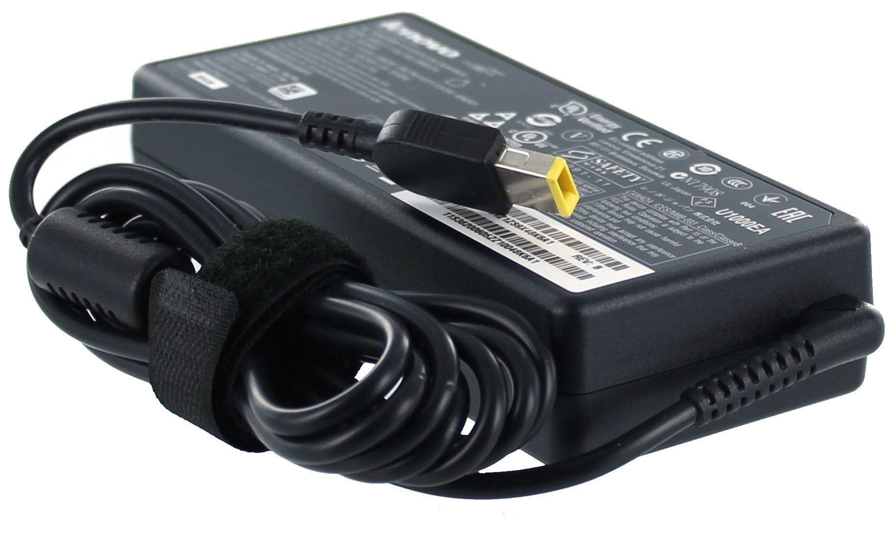 Schwarzes Lenovo-Laptop-Ladegerät mit gewickeltem Kabel. Stecker hat gelbe Spitze.