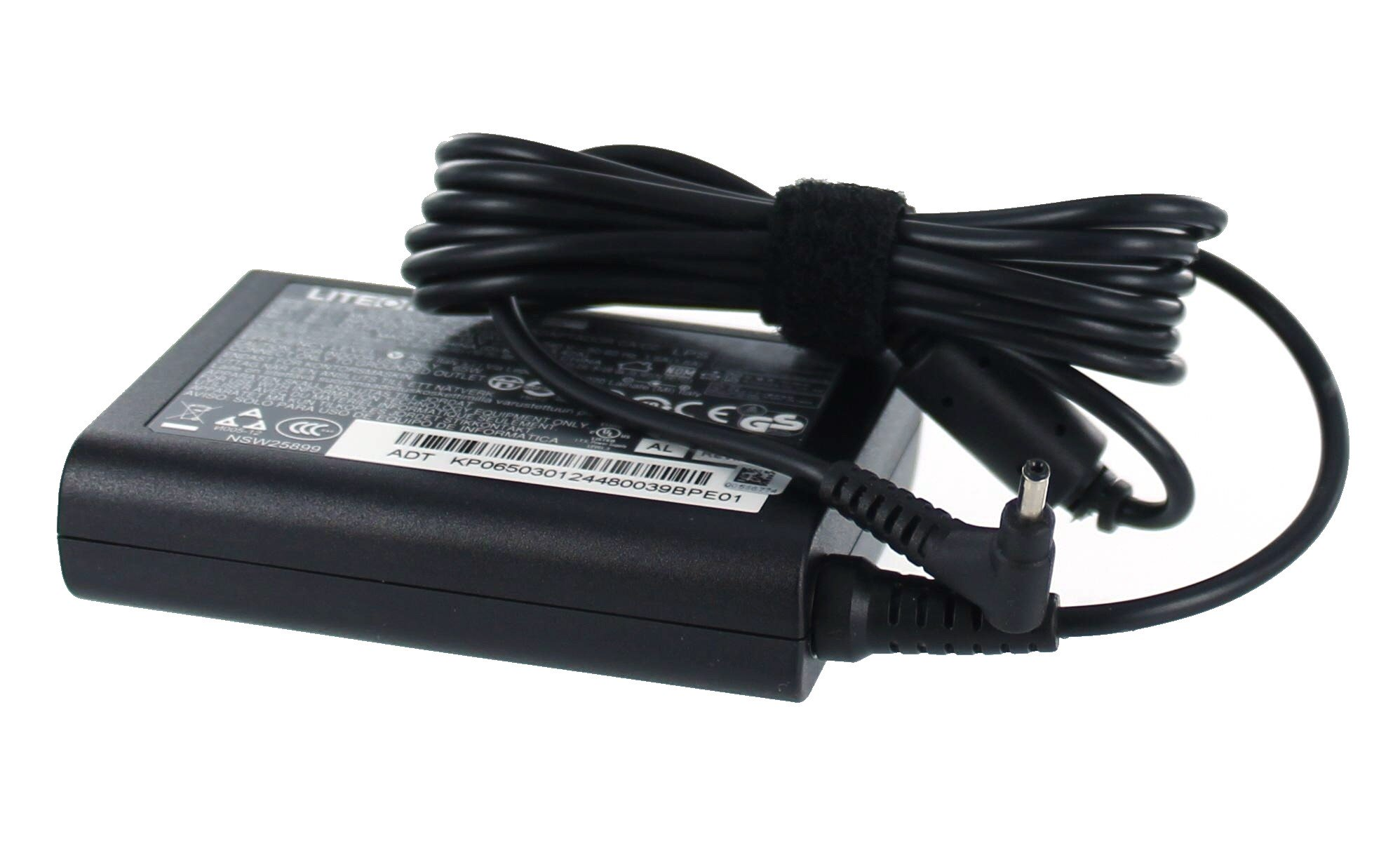 Schwarzes Laptop-Ladegerät mit schwarzem Kabel auf weißem Hintergrund. Das Kabel ist mit einem Klettverschluss umwickelt.