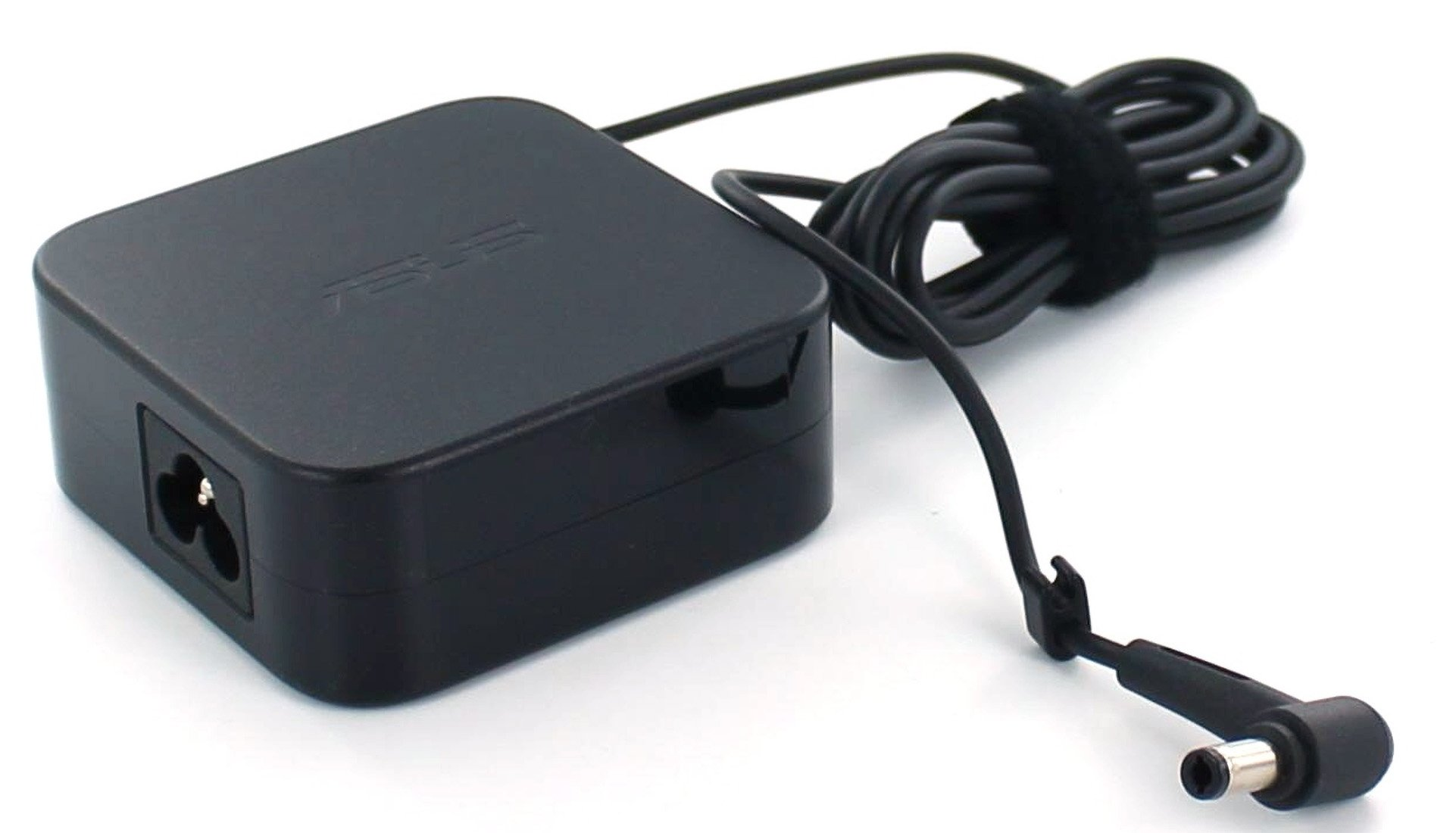 Ein schwarzes ASUS-Laptop-Ladegerät auf weißem Hintergrund. Es hat ein schwarzes Kabel und einen Stecker.