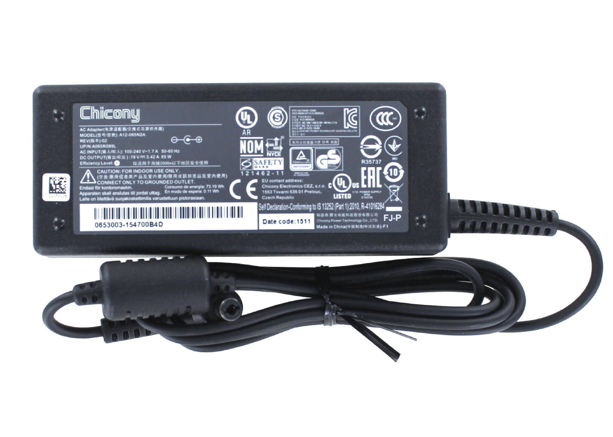 Schwarzes Chicony AC-Netzteil mit schwarzem Kabel und Stecker, mit Etiketteninformationen.