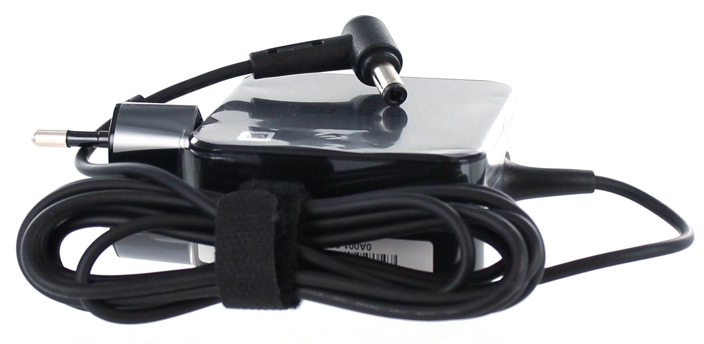 Schwarzes Ladegerät mit Netzkabel und Gleichstromanschluss mit Klettverschluss. Weißer Hintergrund.