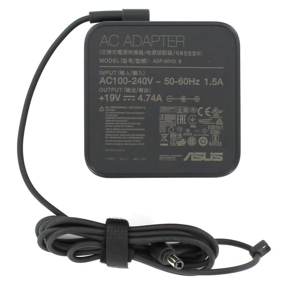 Ein schwarzes AC-Netzteil mit einem schwarzen Kabel. Der Adapter hat Details. Weißer Hintergrund.
