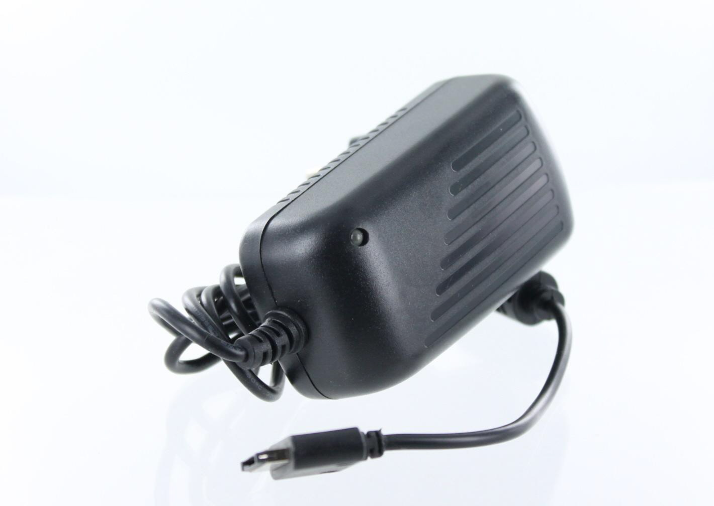 Schwarzes Netzteil auf weißem Hintergrund. Der Adapter hat ein schwarzes Kabel und einen kleinen Stecker.