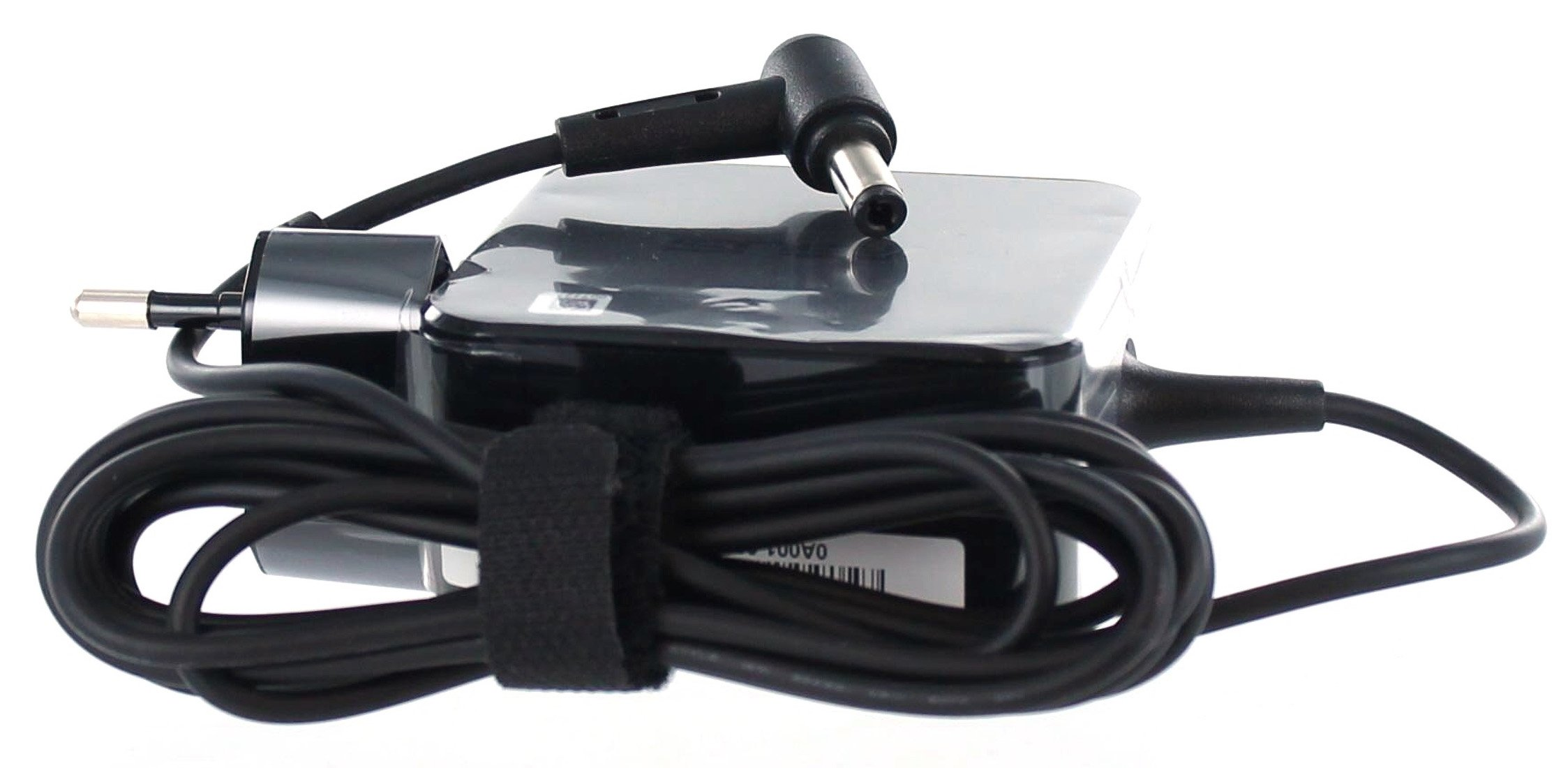 Ein schwarzes Laptop-Ladegerät mit schwarzem Kabel und Stecker. Das Kabel ist umwickelt.