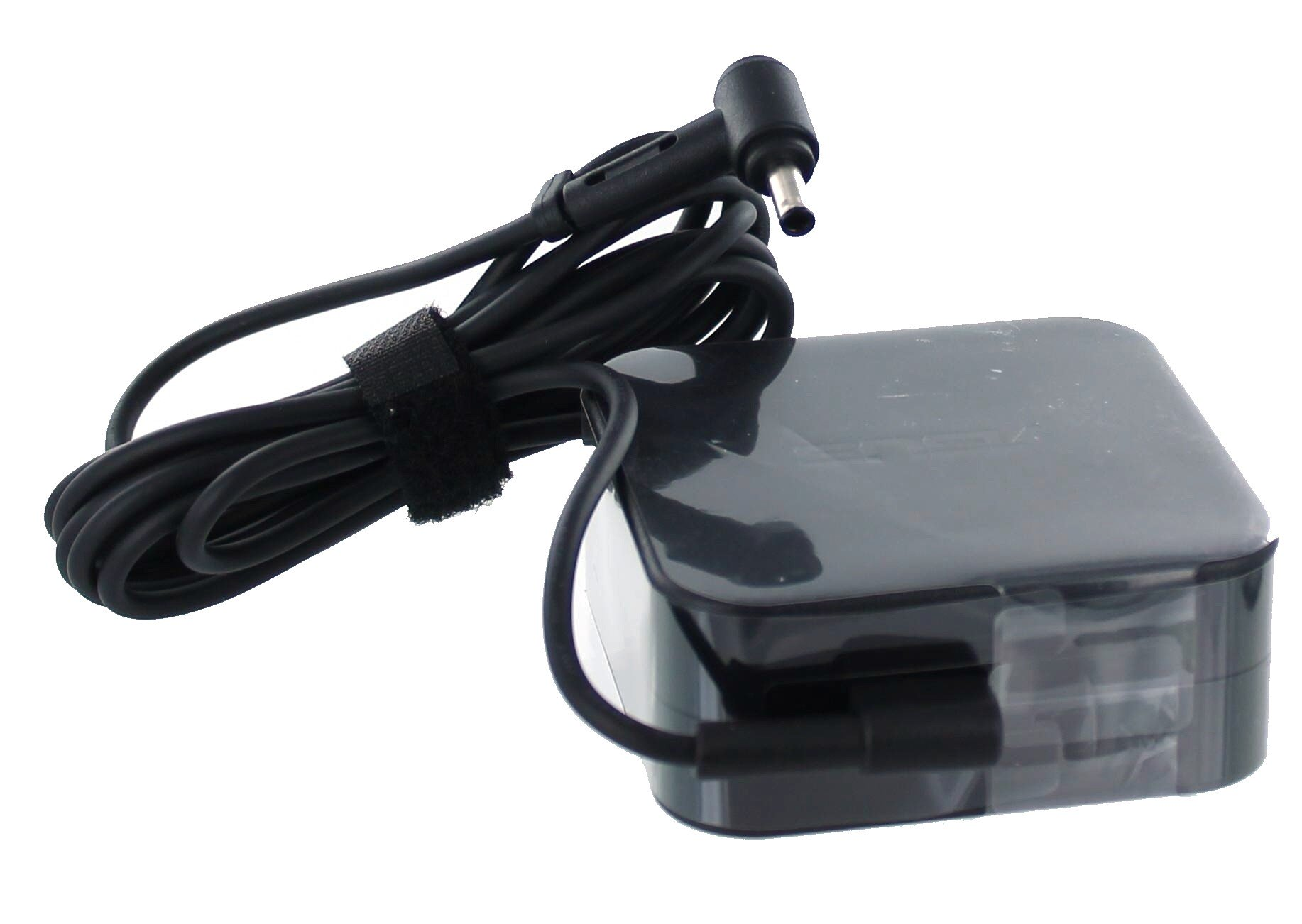 Schwarzes ASUS-Laptop-Ladegerät mit schwarzem Kabel. Das Ladegerät ist auf weißem Hintergrund.