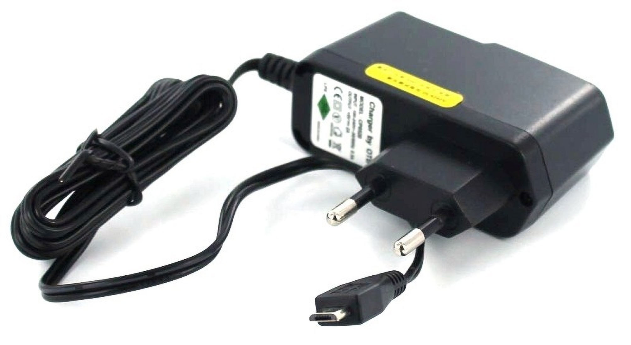 Schwarzes Netzteil. Ziegel mit Kabel, Stecker und Etikett. Weißer Hintergrund. Zweipoliger Stecker.