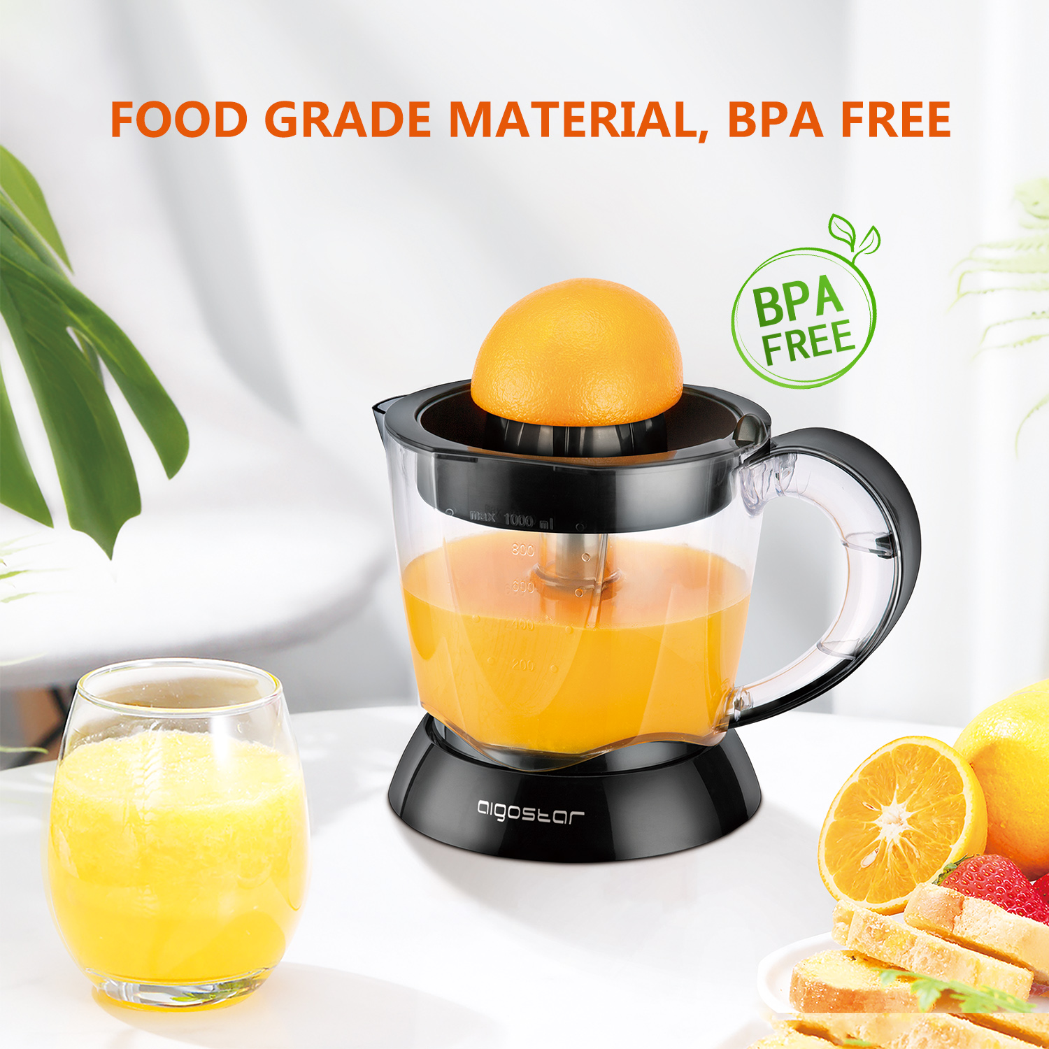 Un exprimidor con una naranja y un vaso de zumo, material apto para alimentos, sin BPA.