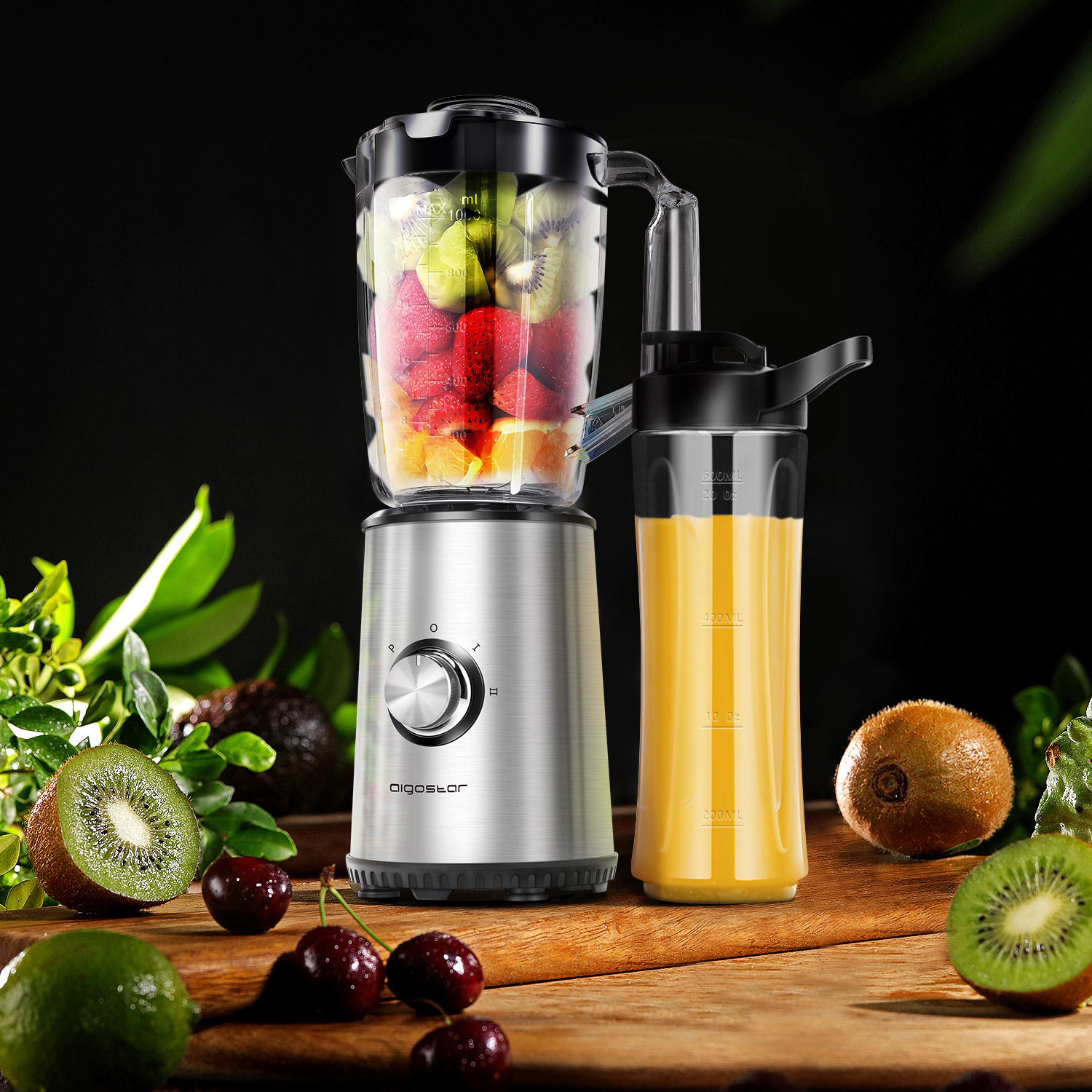 Mixer mit Früchten im Inneren. Auf der Seite befindet sich eine Flasche mit Saft.