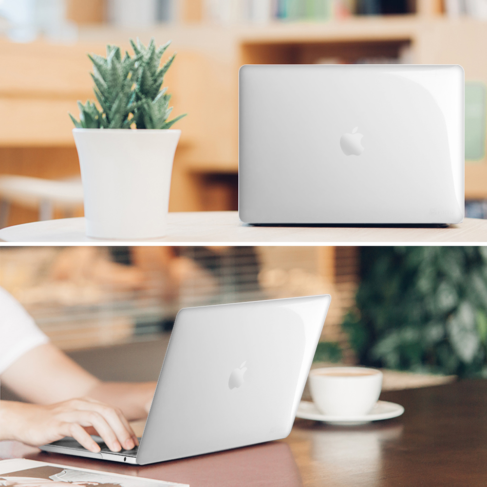 Zwei Fotos eines Laptops. Der Laptop hat ein weißes Gehäuse und ein silbernes Apple-Logo. In einem Raum.