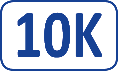 Blaues 10K-Schild in einem weißen, abgerundeten Rechteck.
