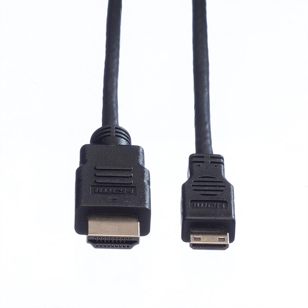 Zwei schwarze HDMI-Kabel mit unterschiedlichen Steckern vor weißem Hintergrund.
