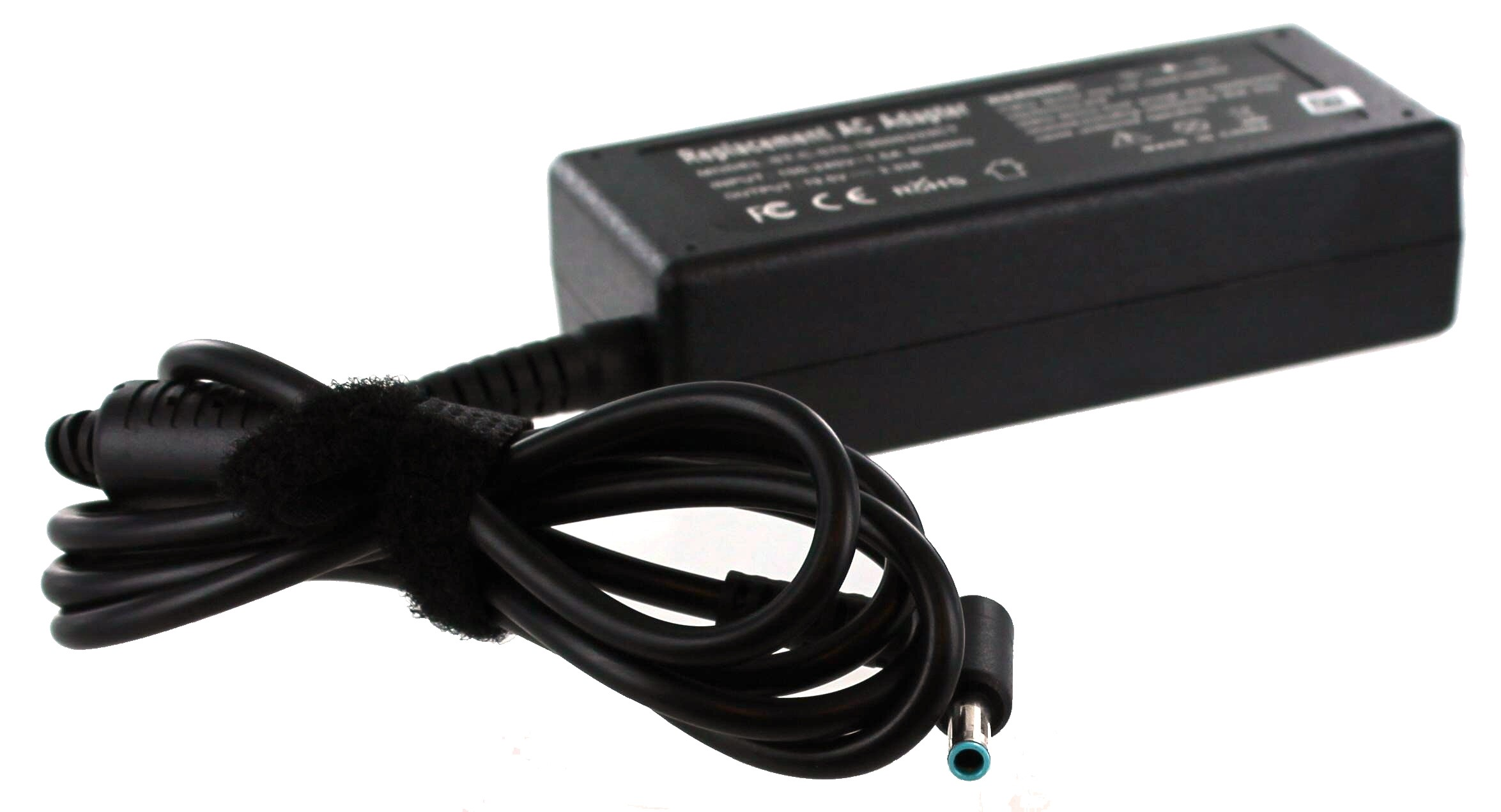 Schwarzes Netzteil mit gewickeltem Kabel und DC-Stecker, mit türkisfarbener Spitze, auf Weiß.