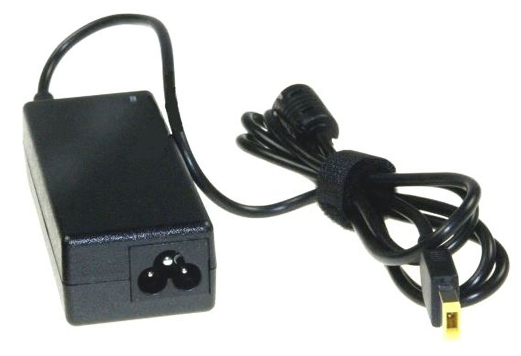 Schwarzes Laptop-Ladegerät mit Dreipol-Buchse und Stecker auf weißem Grund.