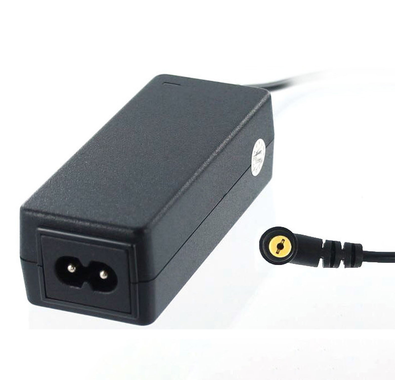 Schwarzes Netzteil mit Zweipol-Eingang und rundem Stecker. Weißer Hintergrund.