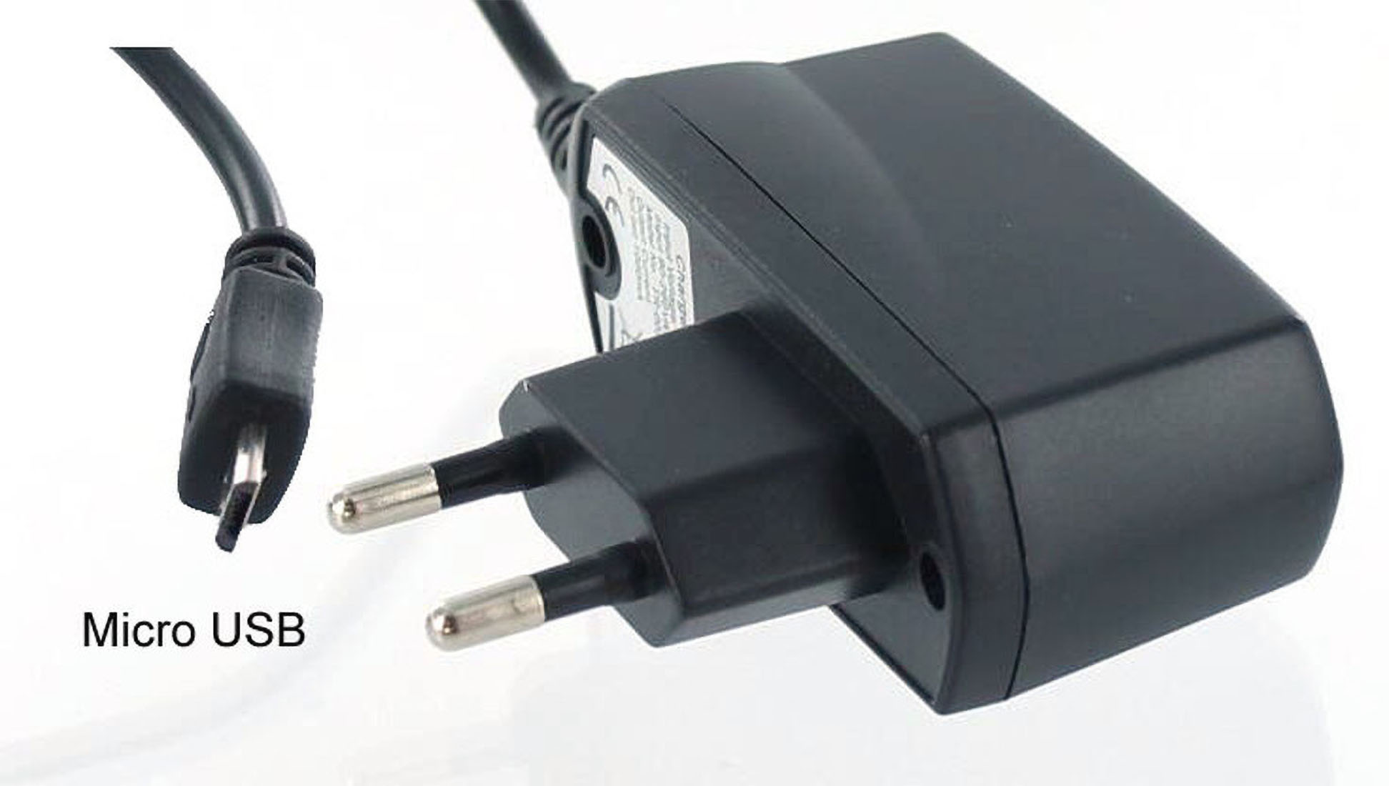 Schwarzes Netzteil mit Zweipoleingang und Micro-USB-Kabel. Weißer Hintergrund.