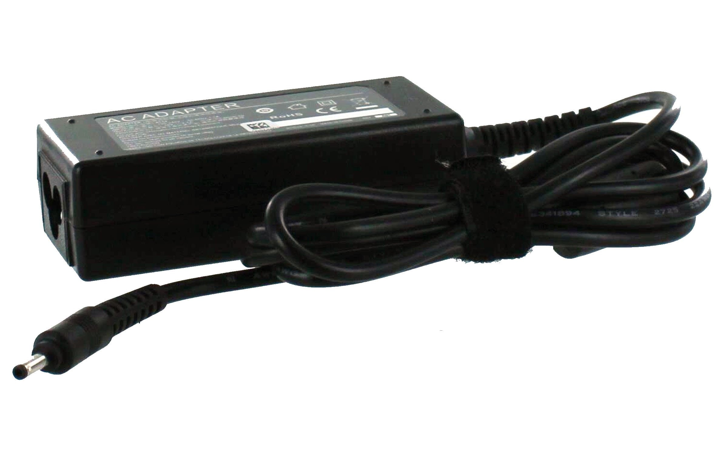 Schwarzes Netzteil mit Kabel und Stecker. Kabel mit Klettverschluss gesichert. Weißer Hintergrund.