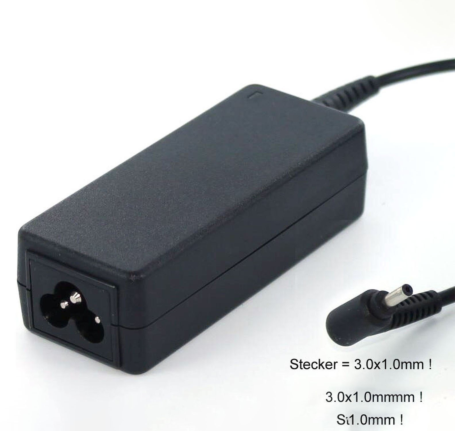 Schwarzes Netzteil mit Netzkabel und Stecker. Weißer Hintergrund.