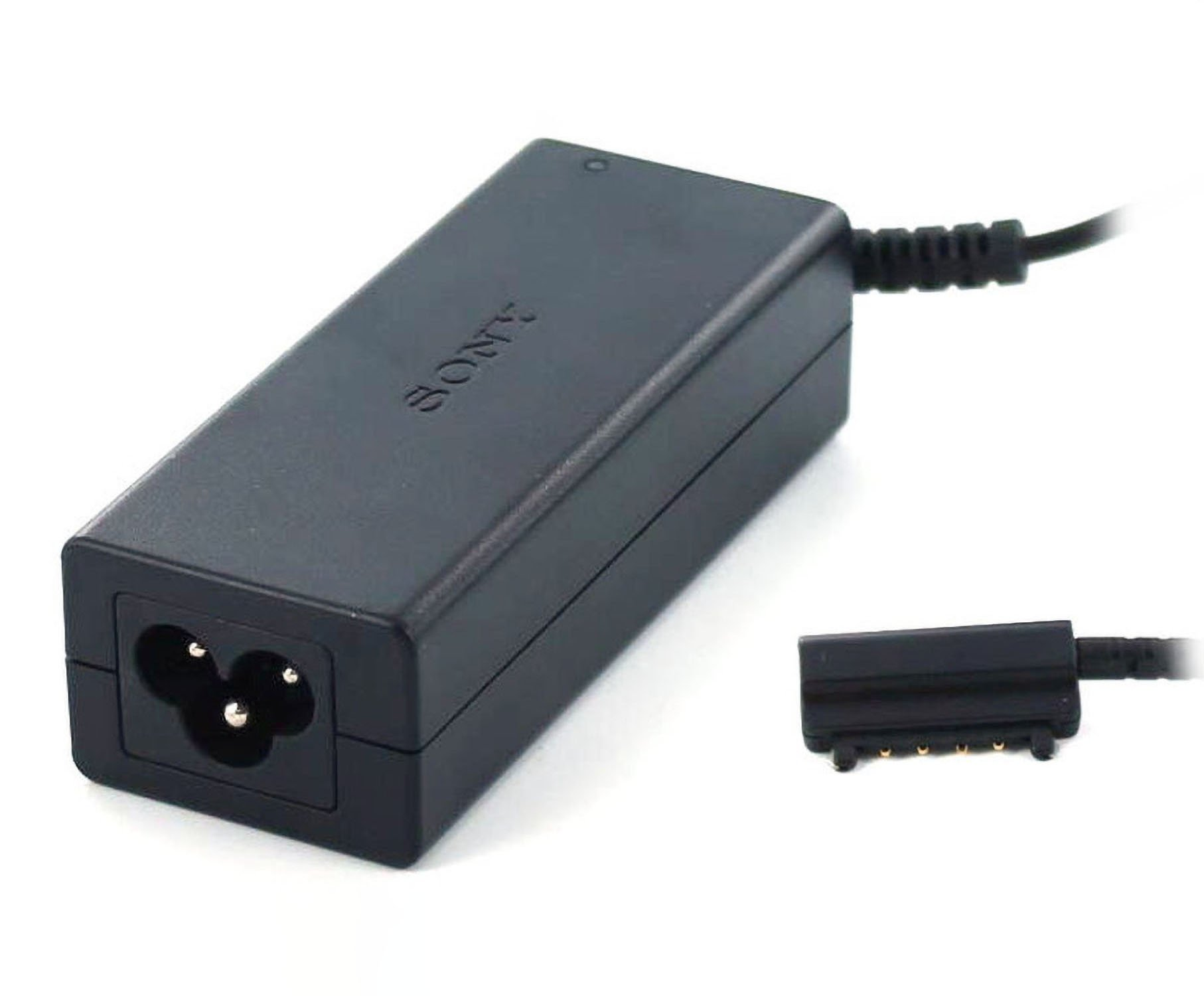 Schwarzes Sony-Netzteil mit einem dreipoligen Stecker und einem kleineren Anschluss. Es ist auf weißem Hintergrund.
