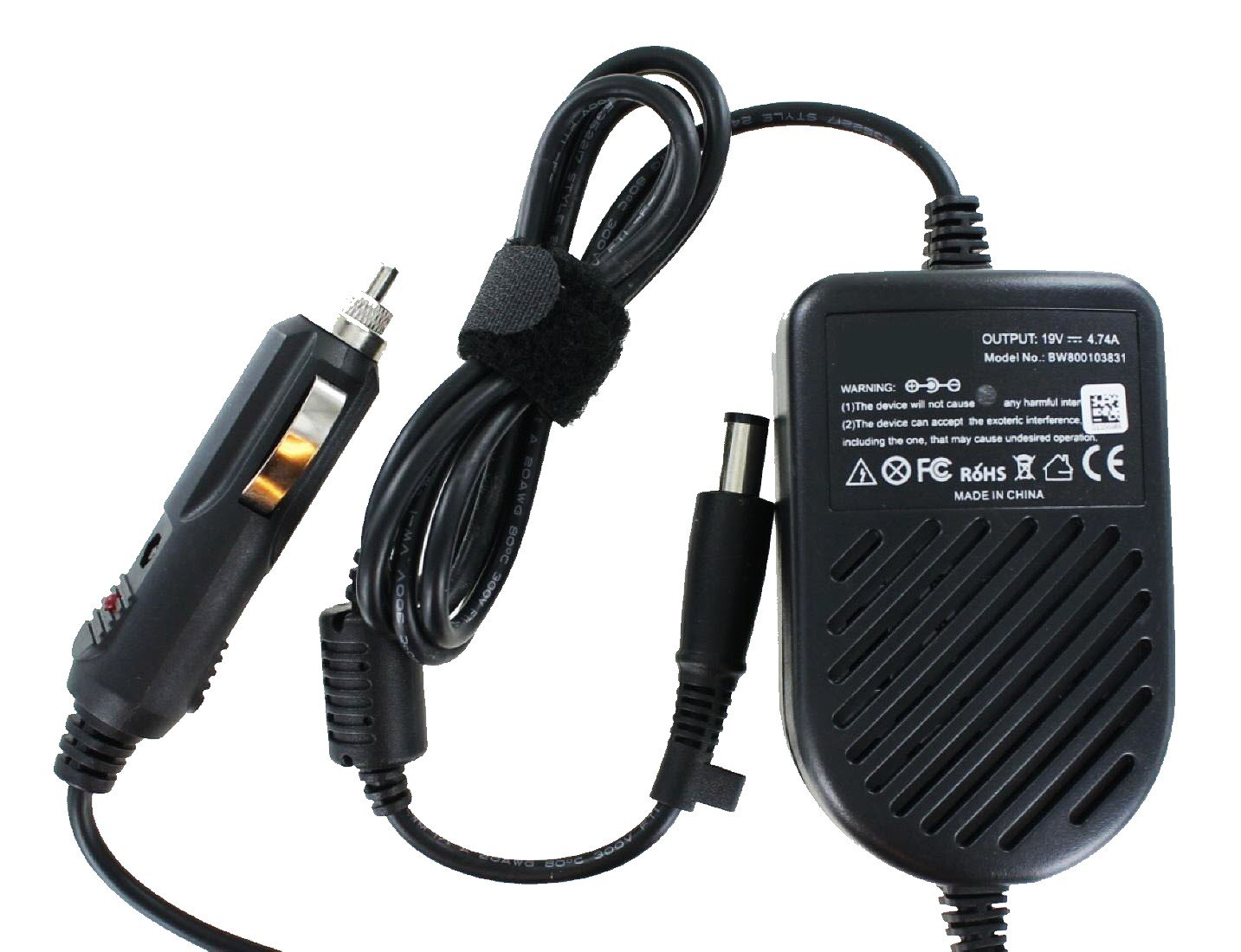 Schwarzes Laptop-Ladegerät mit Auto-Adapter. Es hat ein schwarzes Kabel und einen Stecker.