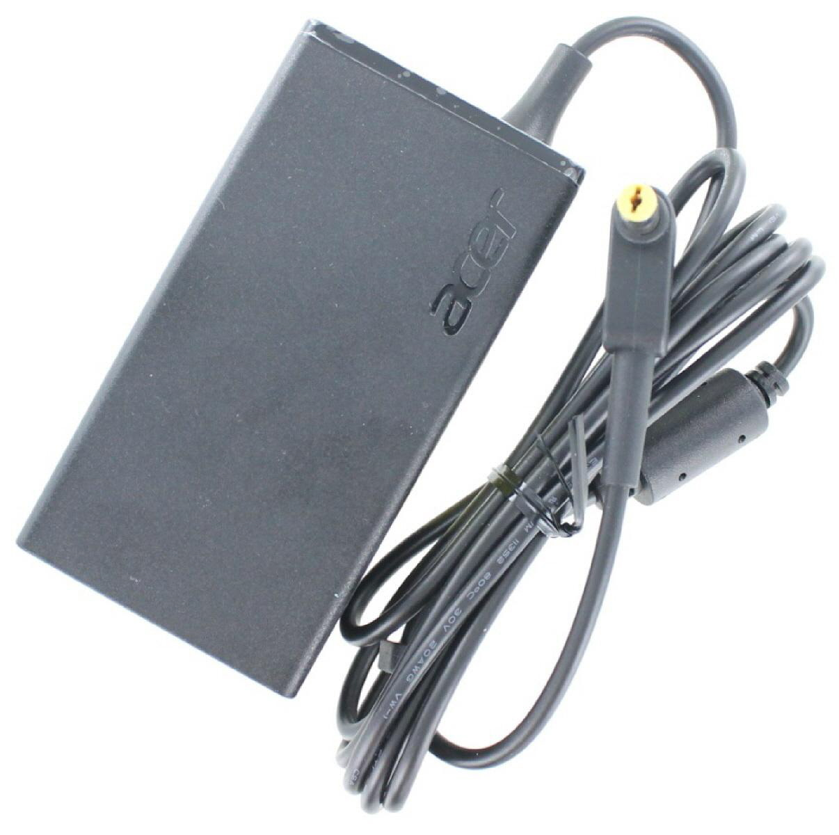 Ein schwarzes Acer-Laptop-Ladegerät mit schwarzem Kabel auf weißem Hintergrund.