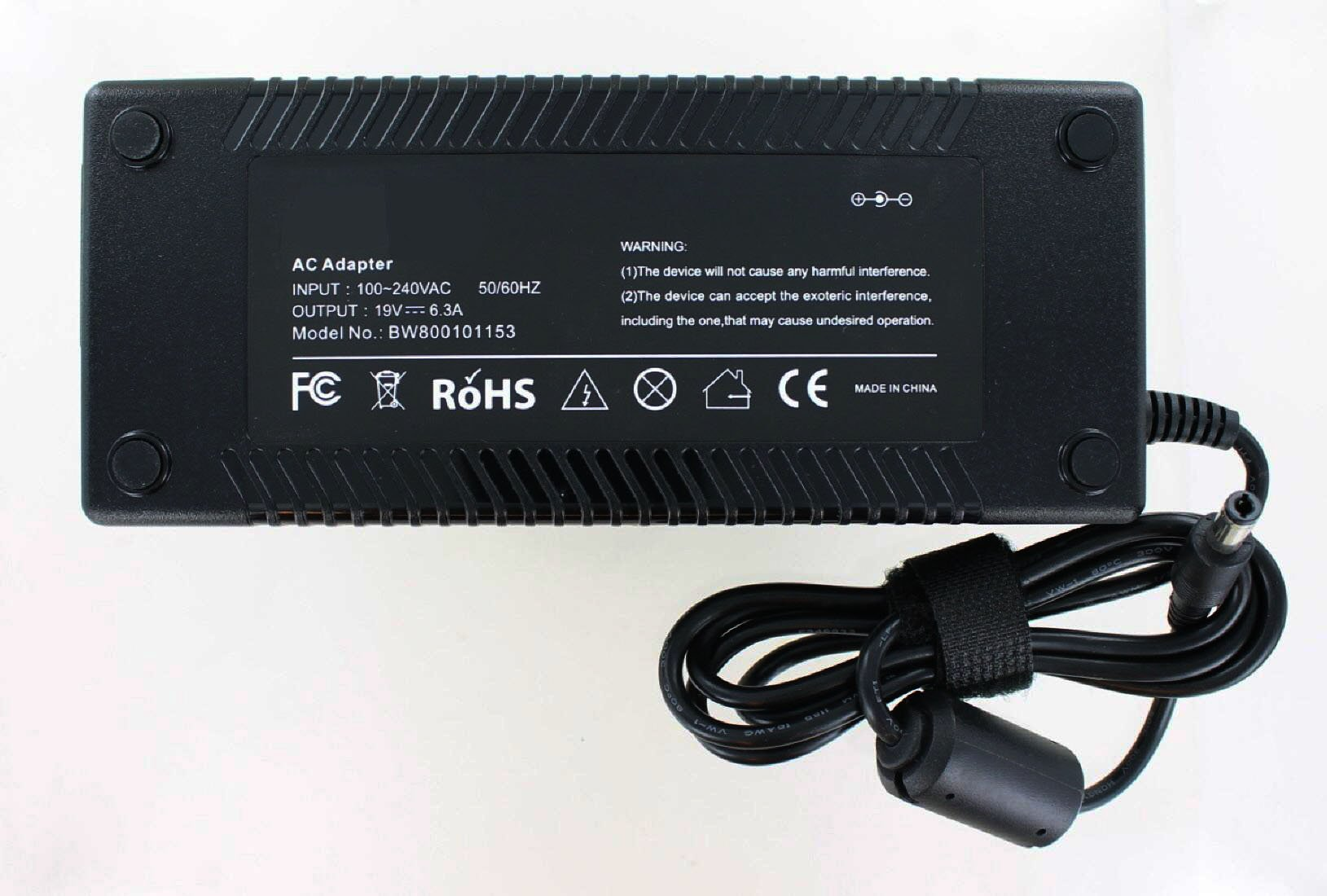 Schwarzer AC-Adapter mit Warnhinweisen und Kabel.