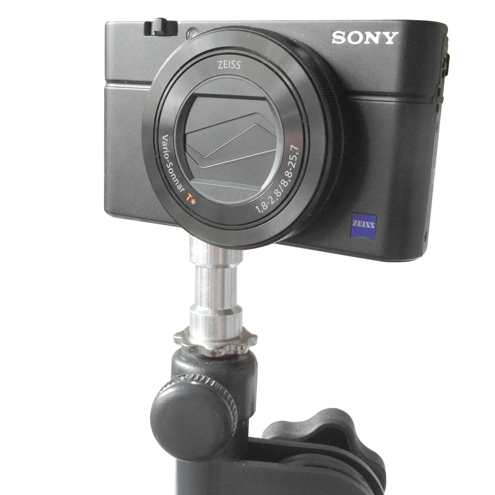 Schwarze Sony Kamera auf schwarzem Halter, auf weißem Hintergrund.