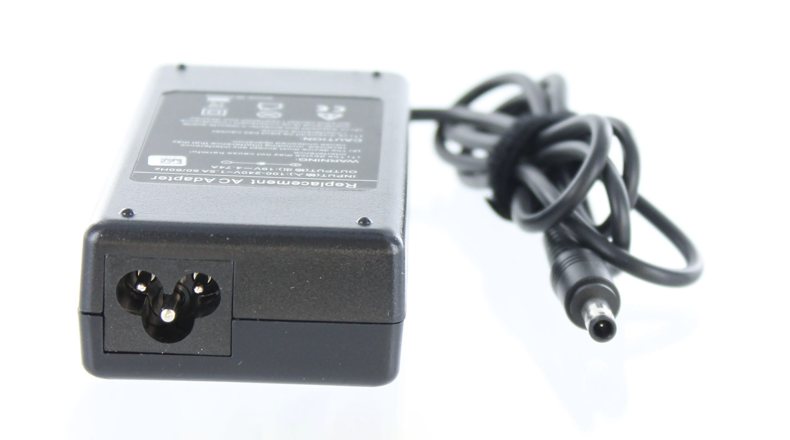 Schwarzer Netzadapter mit Dreipolstecker und schwarzem Kabel mit Rundstecker.