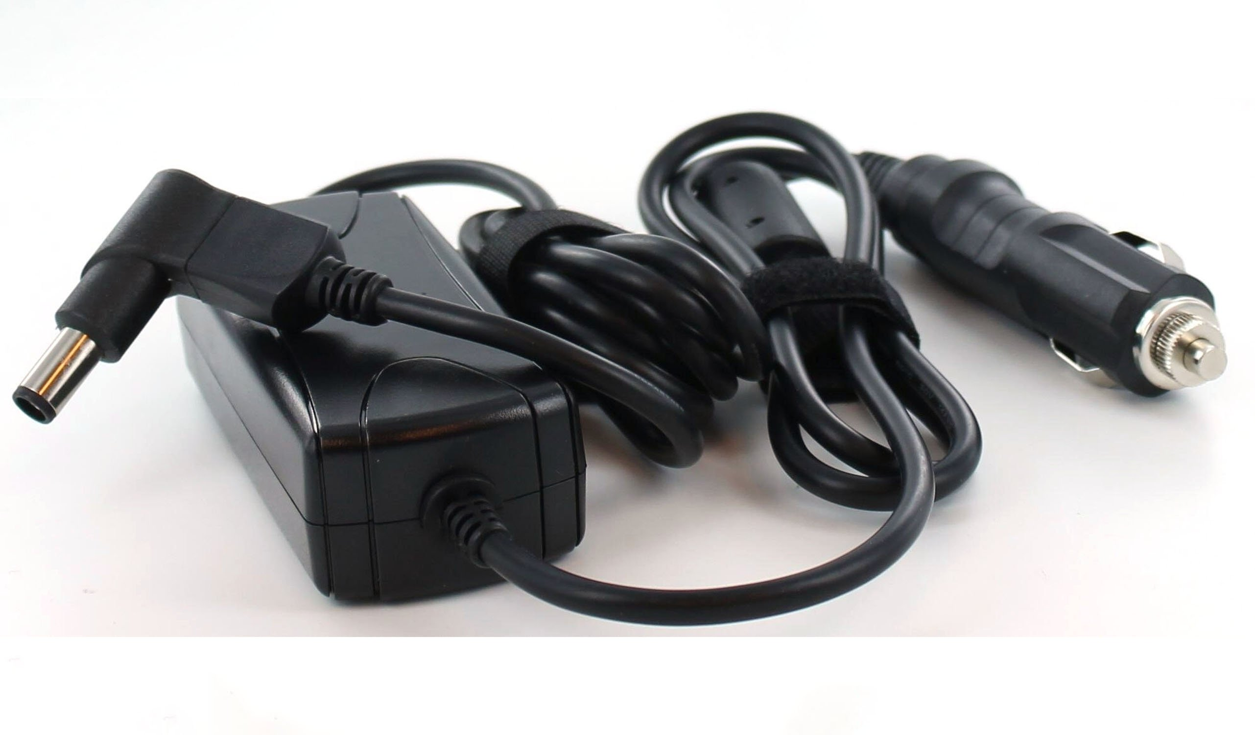 Schwarzer AC-Adapter mit Kfz-Ladeanschluss und schwarzem Kabel. Weißer Hintergrund.