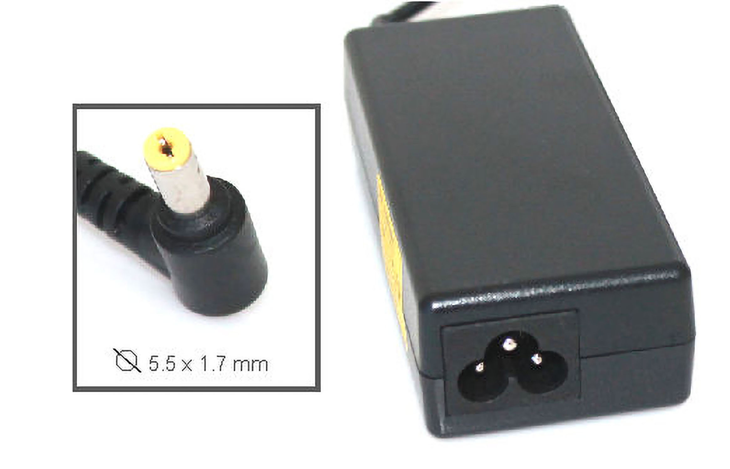 Schwarzes Netzteil mit Stecker. Weißer Hintergrund.