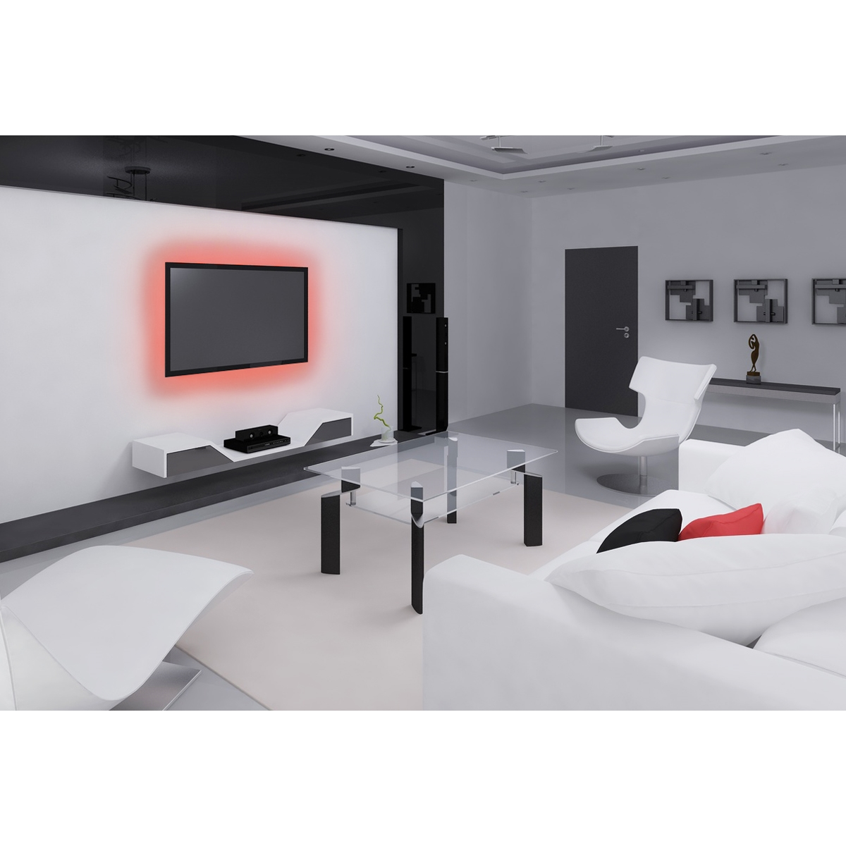 Ein modernes Wohnzimmer mit weißen Möbeln, einem Glastisch und einem Fernseher mit roter Umrandung.