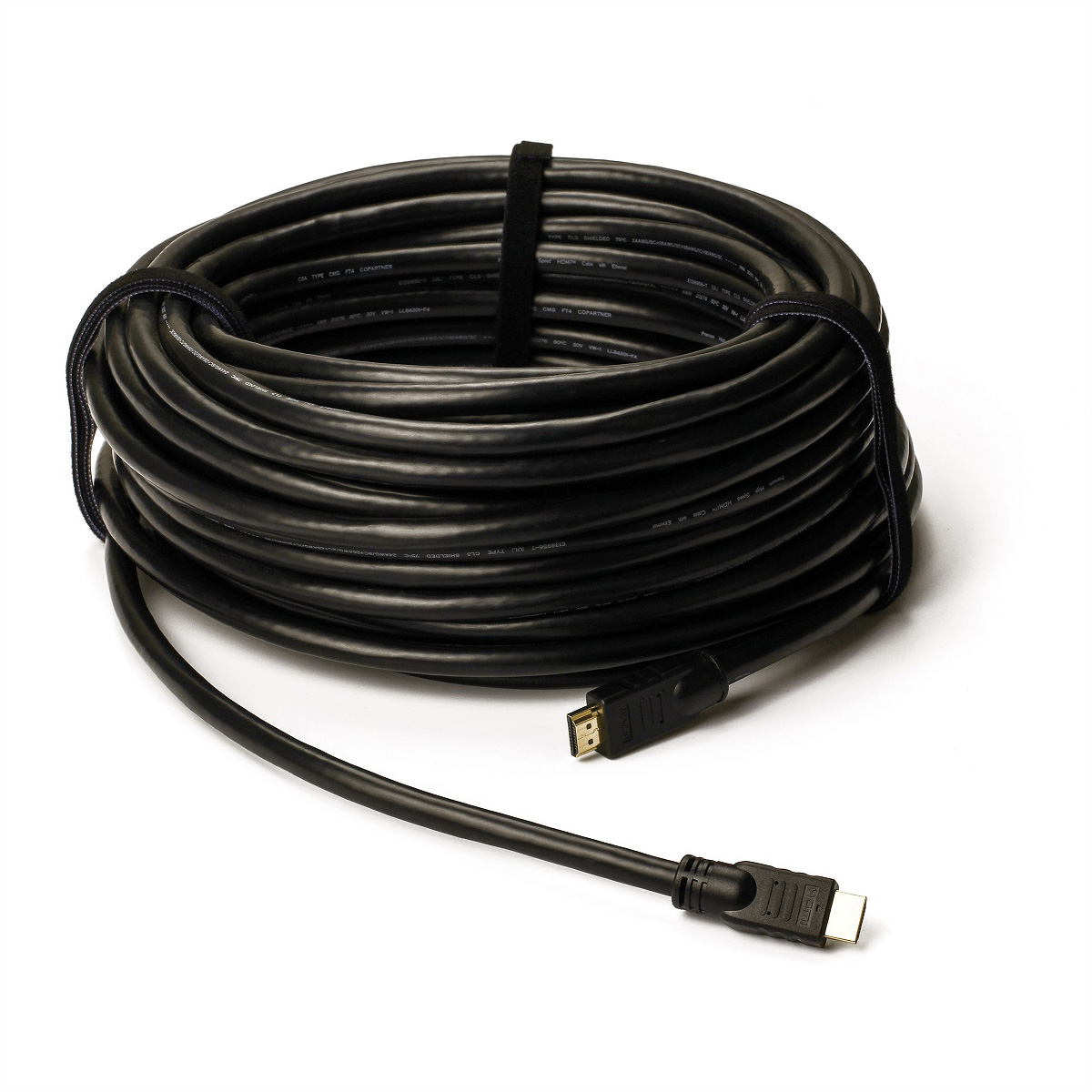Een zwarte HDMI-kabel opgerold. De uiteinden van de kabel tonen de connectoren.