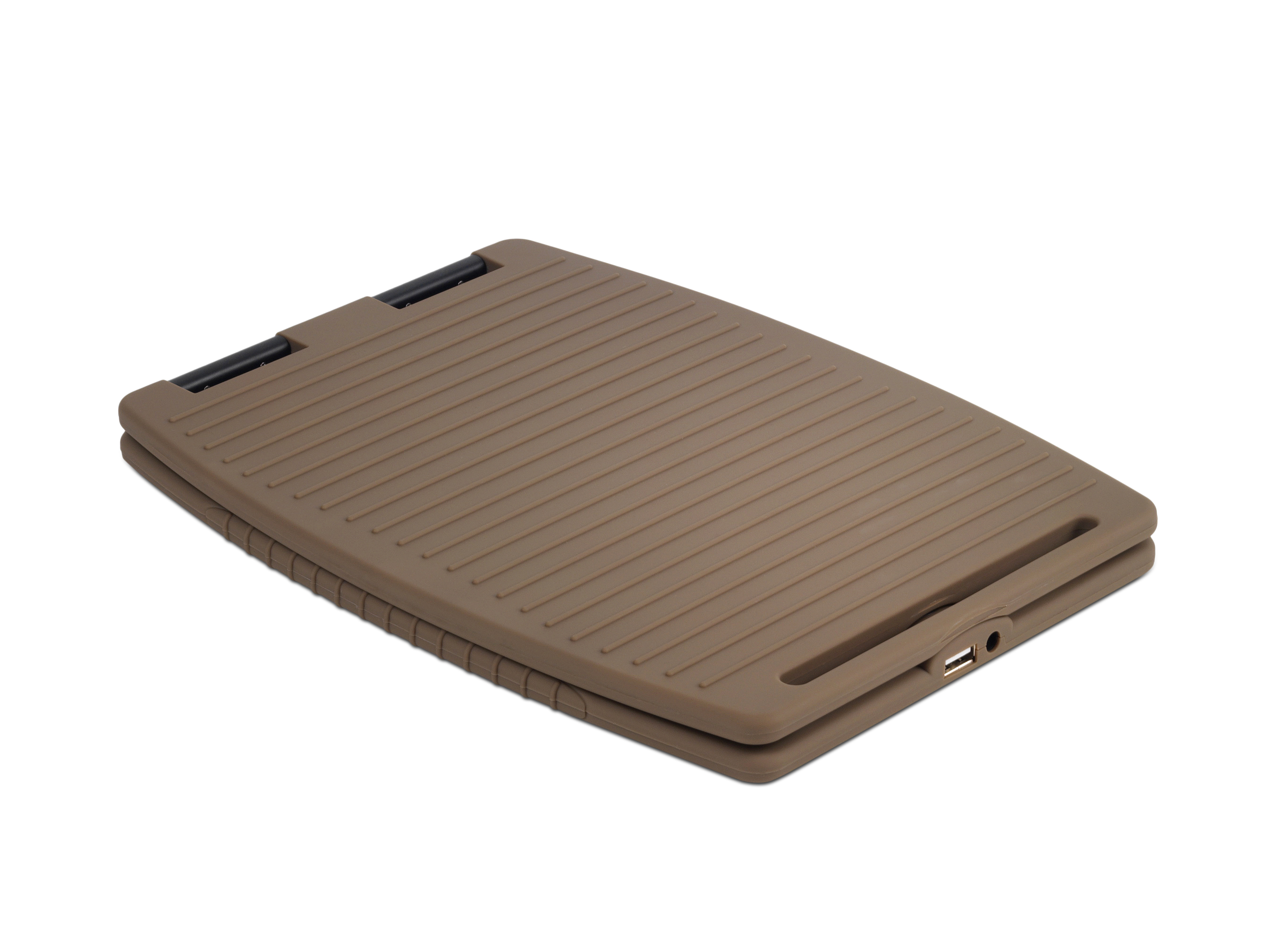 Eine braune, strukturierte Laptop-Hülle, geöffnet und abgewinkelt. Die Hülle hat einen USB-Anschluss und eine kleine Öffnung.