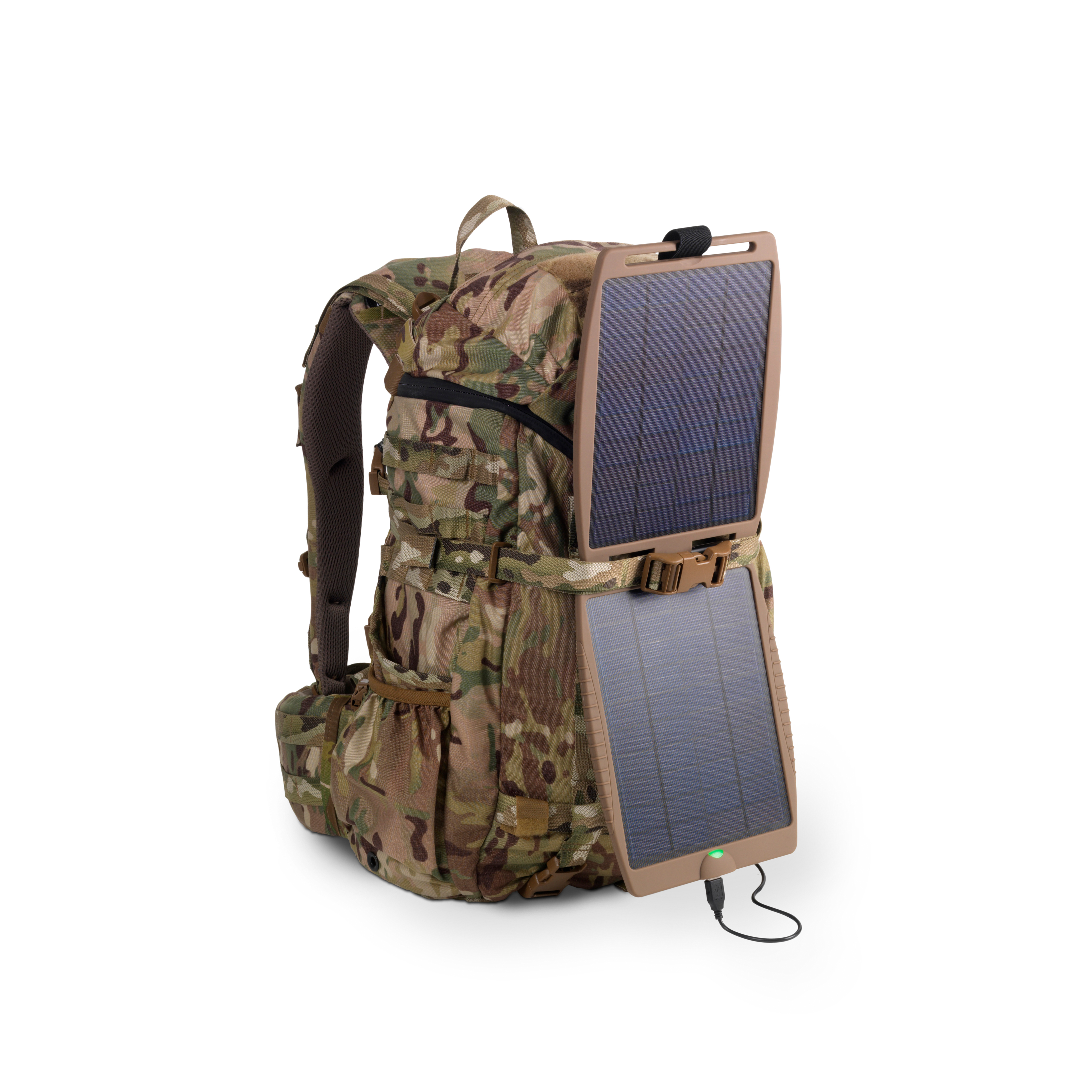 Militärischer Rucksack mit Solarpanelen, grünes Ladelicht, weißer Hintergrund.
