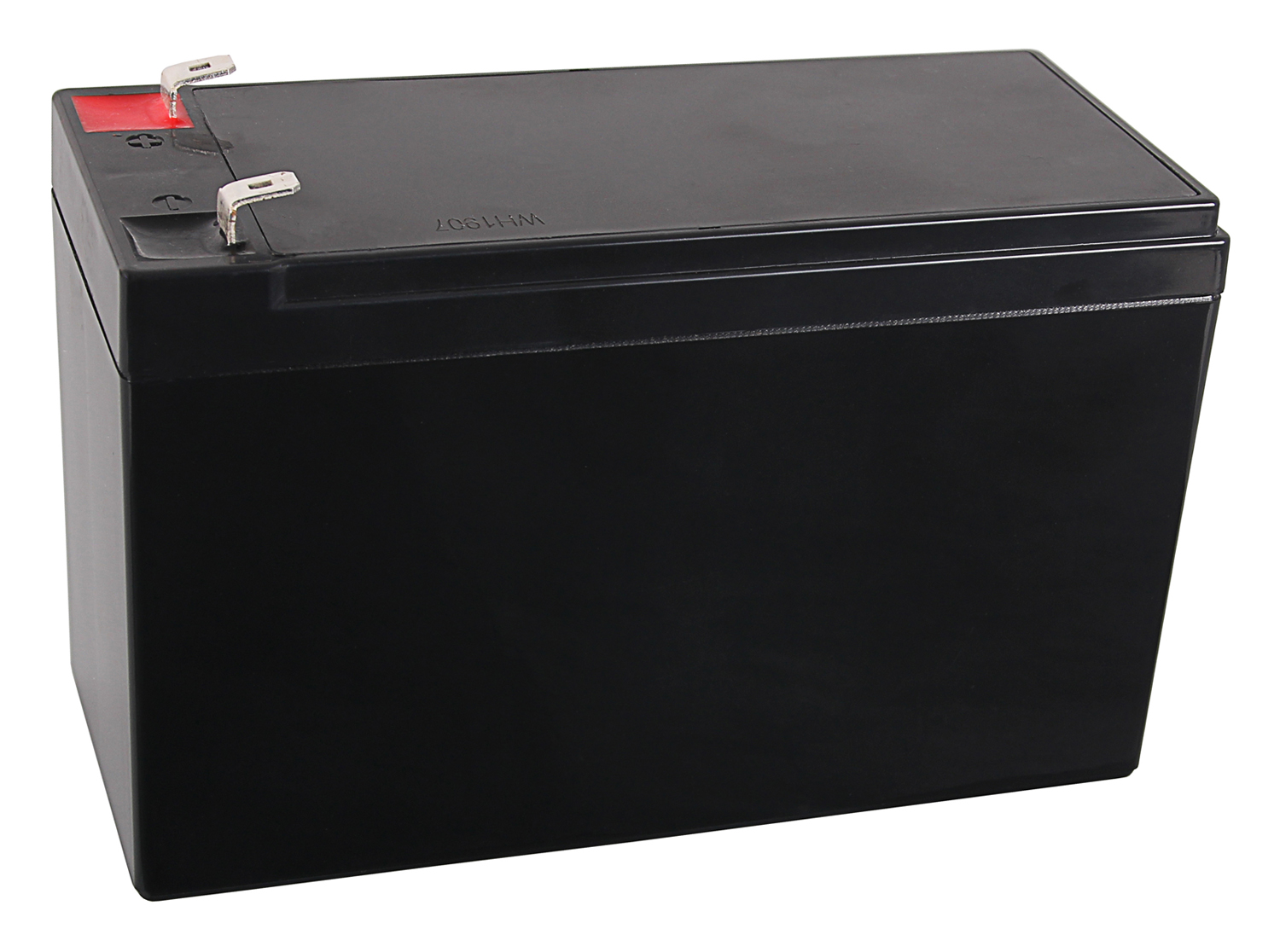 Ein schwarzer Batteriekasten mit Anschlüssen auf weißem Untergrund.