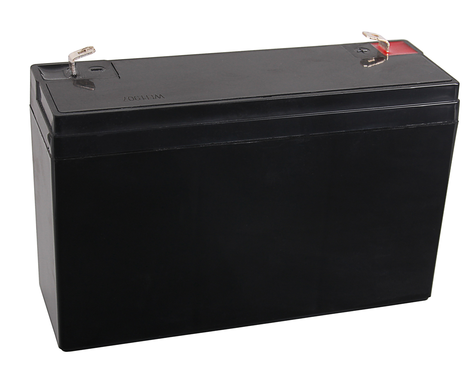 Eine schwarze Batterie mit zwei Metallanschlüssen oben. Sie ist rechteckig.