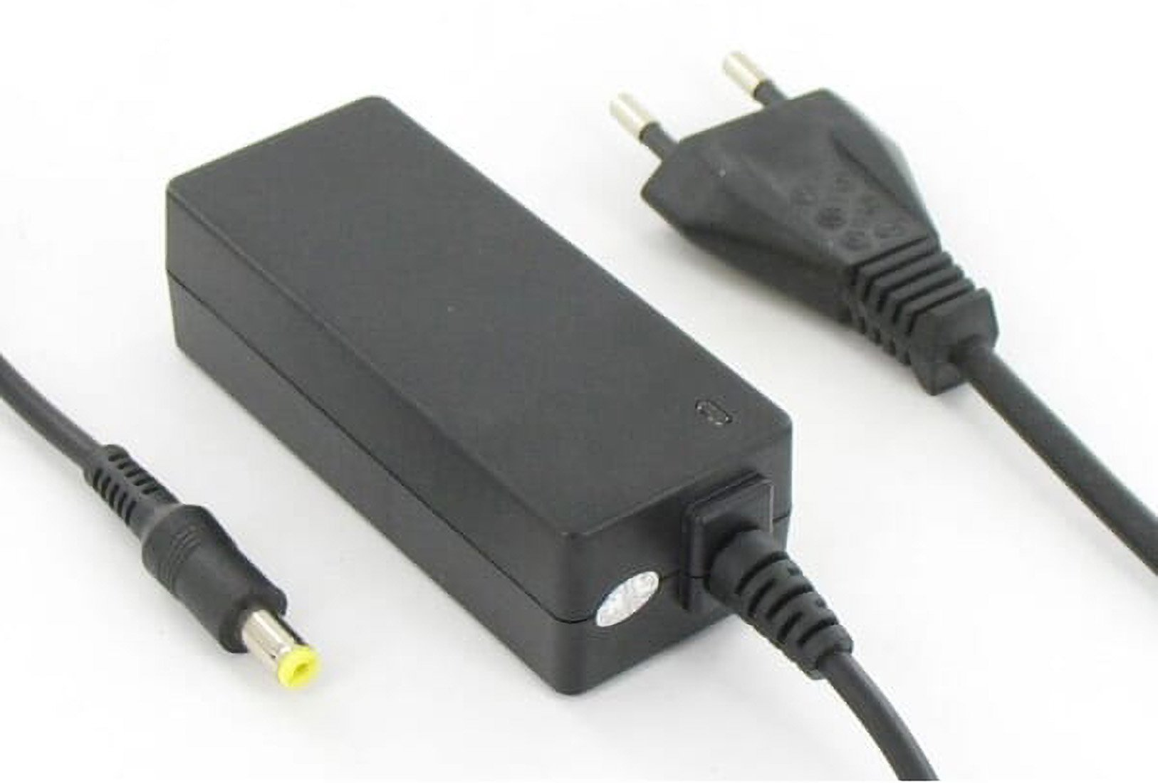 Schwarzes Laptop-Ladegerät mit 5,5x1,7mm Stecker und Eurostecker, auf weißem Grund.