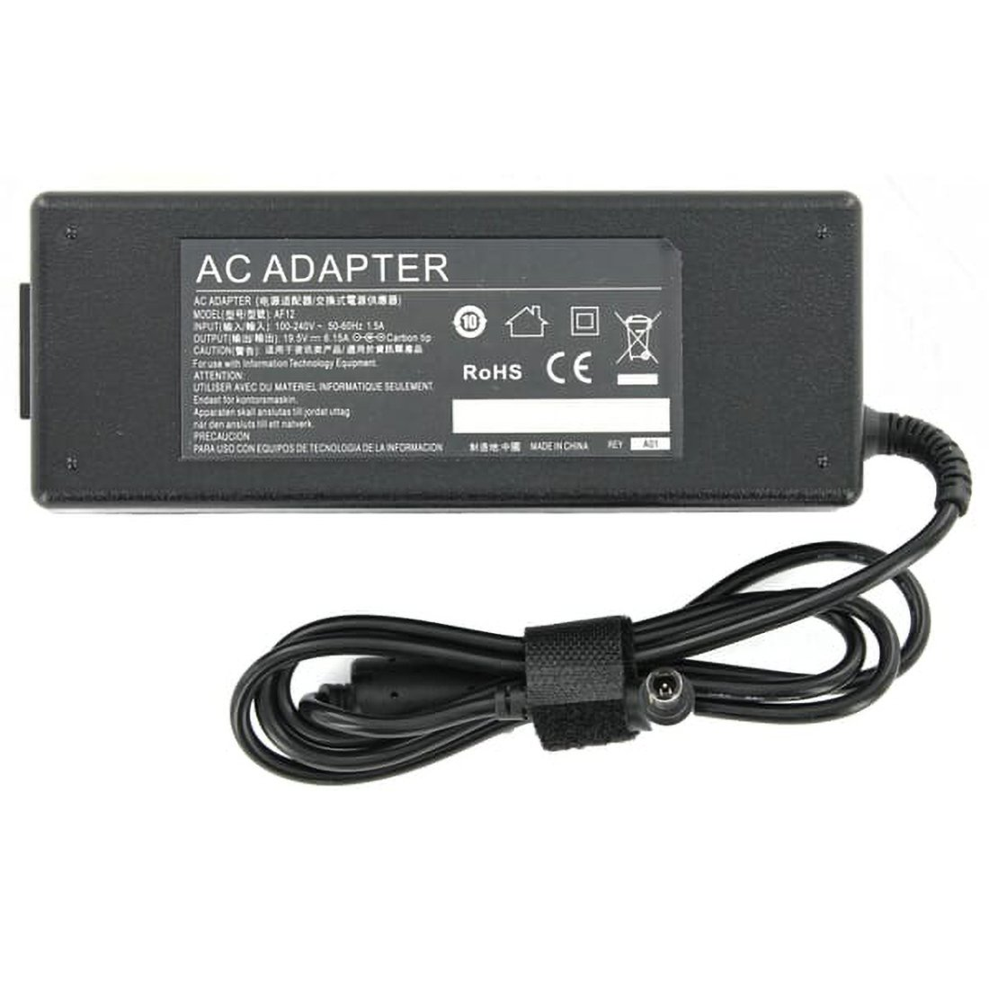 Schwarzer AC-Adapter mit schwarzem Kabel auf weißem Hintergrund. Der Adapter hat ein schwarzes Etikett.