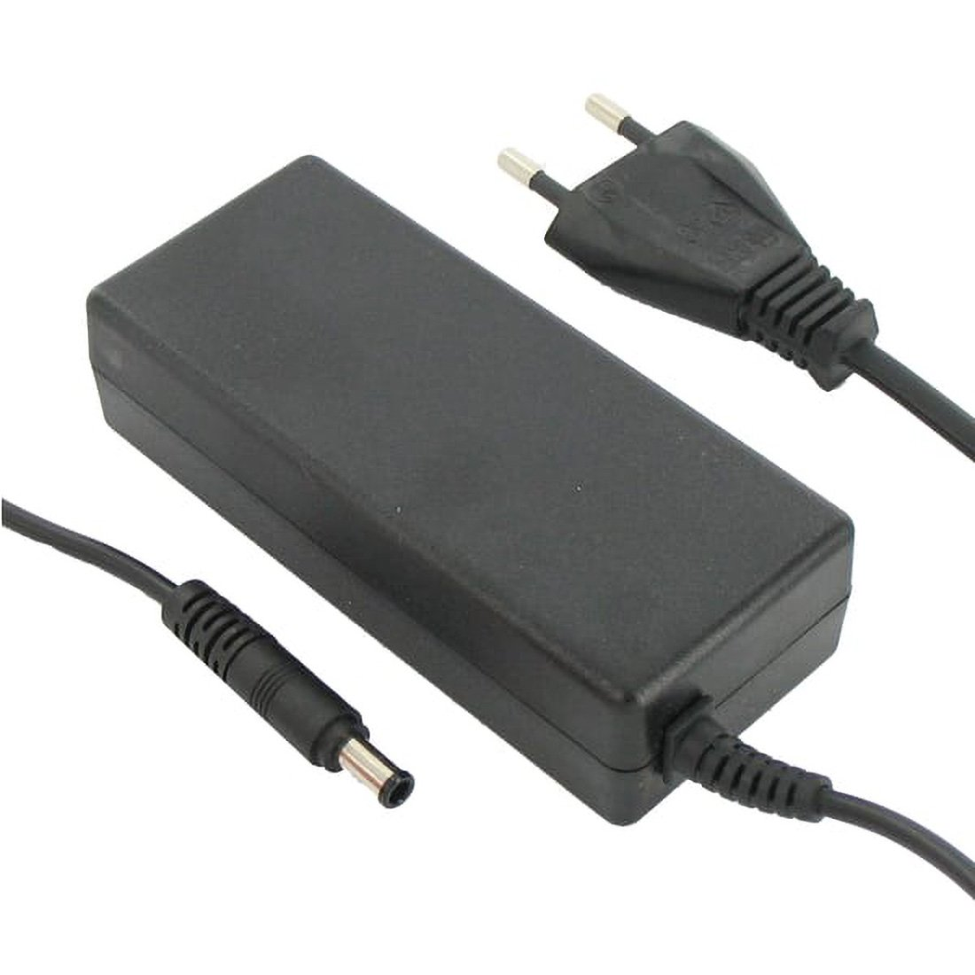 Schwarzes Laptop-Netzteil mit Netzstecker und Anschluss. Weißer Hintergrund.