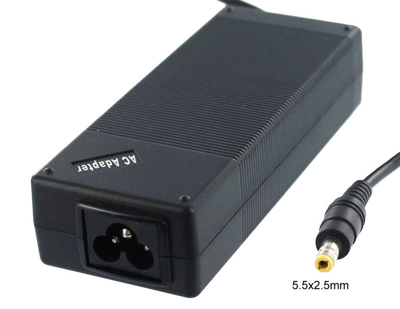 Schwarzes Laptop-Ladegerät mit dreipoligem Eingang und Stecker rechts, weißer Hintergrund.