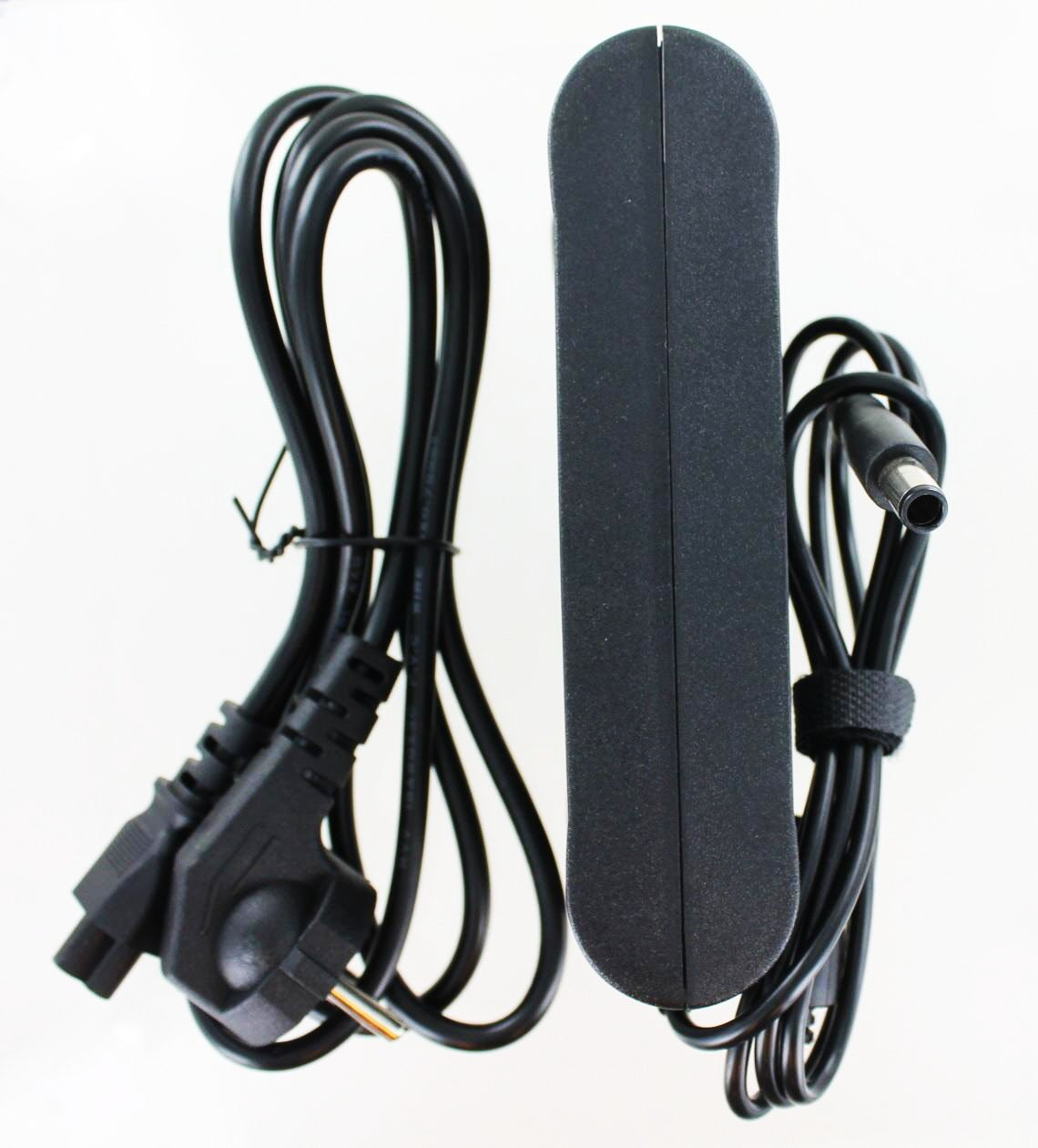 Ein schwarzes Laptop-Netzteil mit Netzkabel und Gleichstromanschlusskabel, vor weißem Hintergrund.