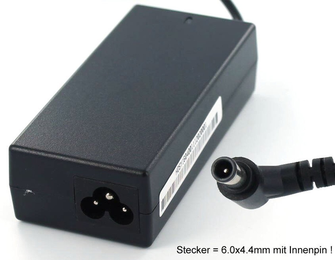 Schwarzes Laptop-Ladegerät mit Dreipolstecker und Stecker auf weißem Hintergrund.