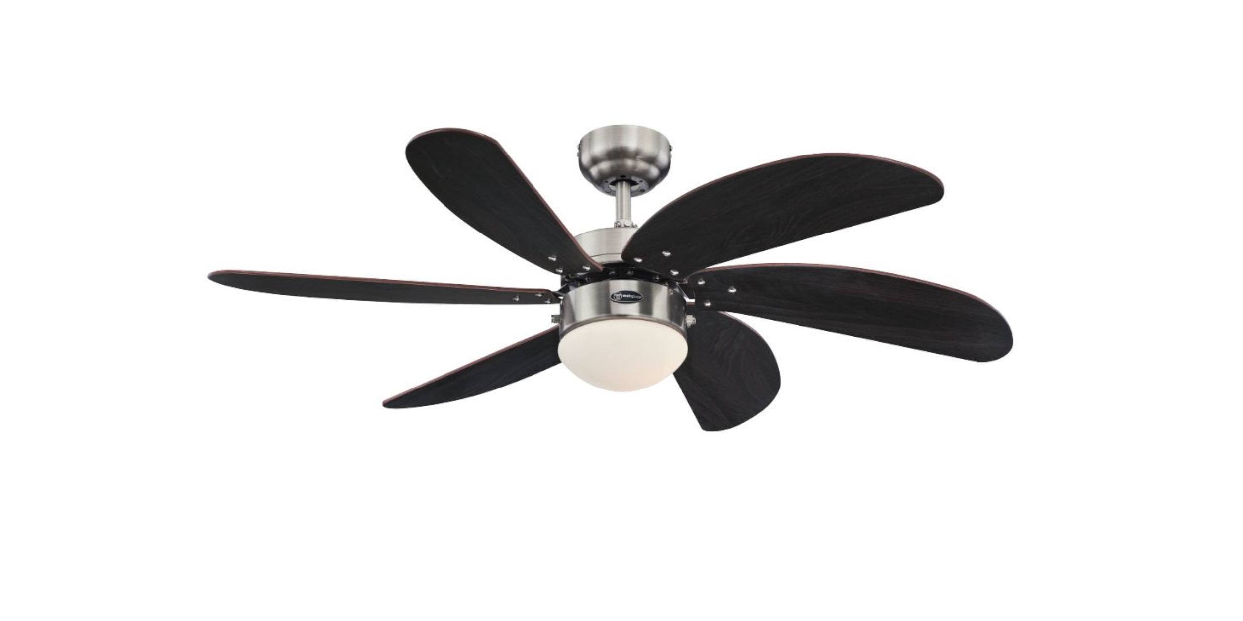 Ein Deckenventilator mit sechs dunkelbraunen Flügeln und einer Leuchte. Der Ventilator ist auf weißem Hintergrund montiert.
