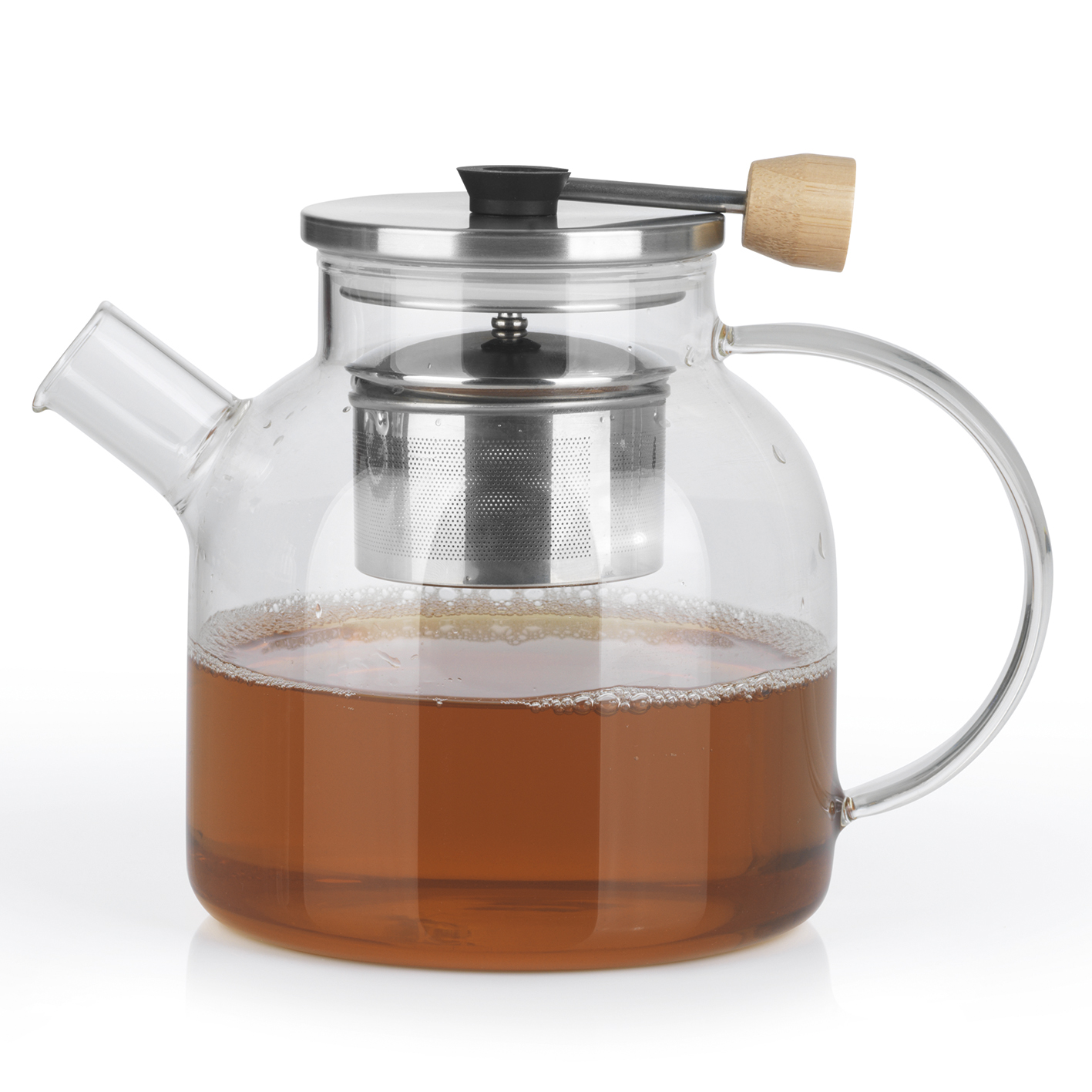 Gläserne Teekanne mit Tee gefüllt. Sie hat einen silbernen Teefilter und einen schwarzen Griff und Deckel.