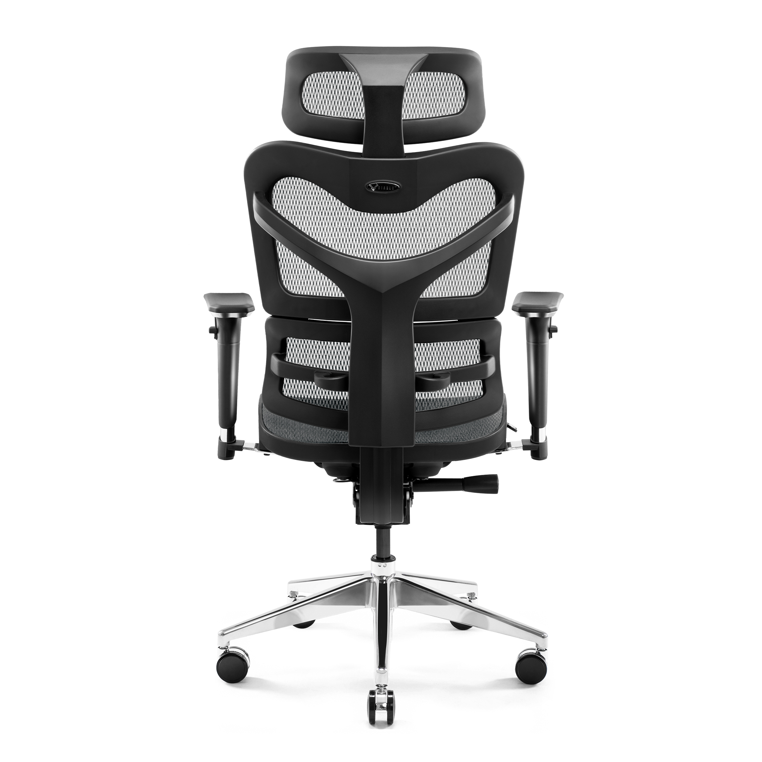 Czarne krzesło biurowe, widok z tyłu, z siatkowym oparciem i zagłówkiem, chromowana podstawa.