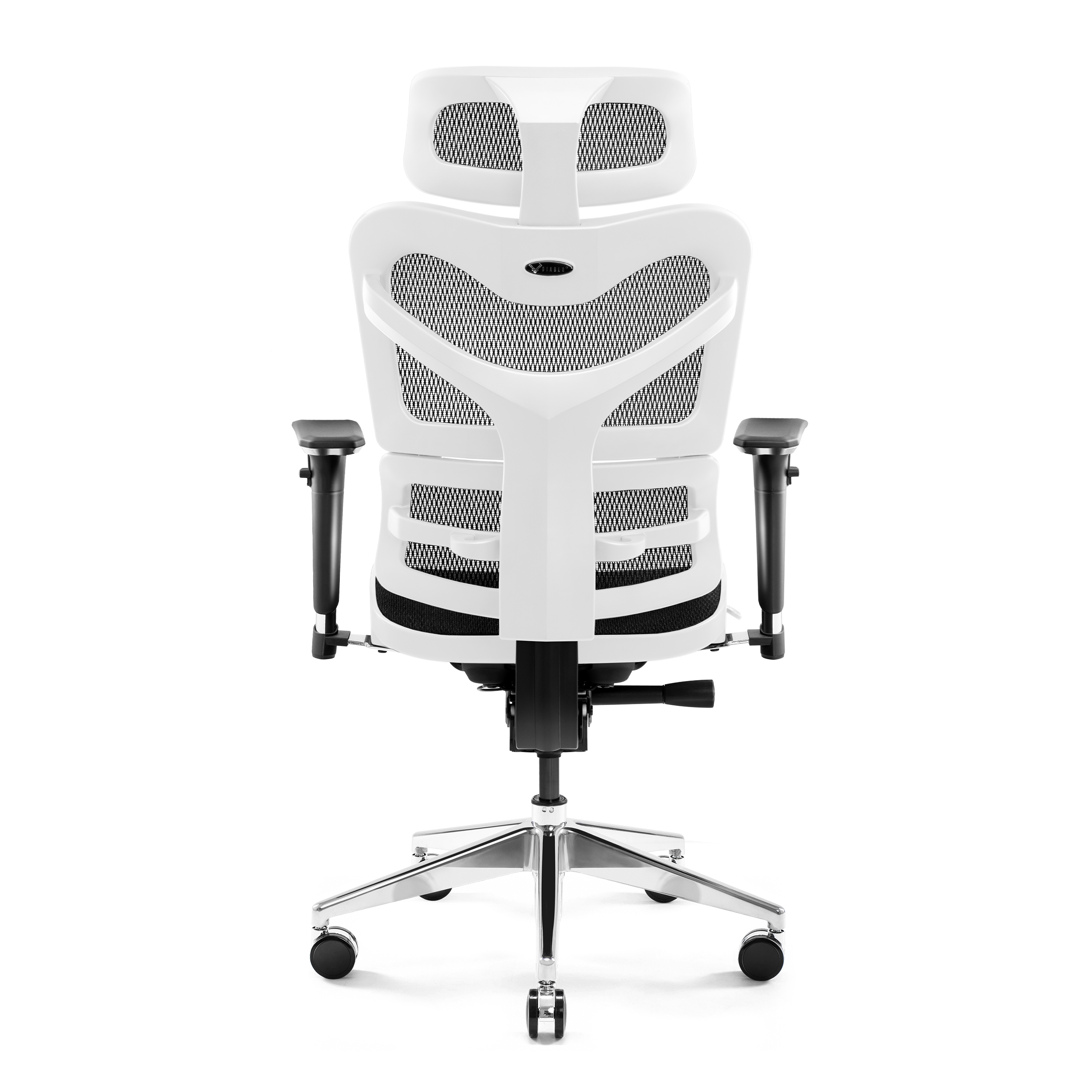 Białe krzesło biurowe z siatkowym oparciem, czarnymi podłokietnikami i srebrną podstawą.