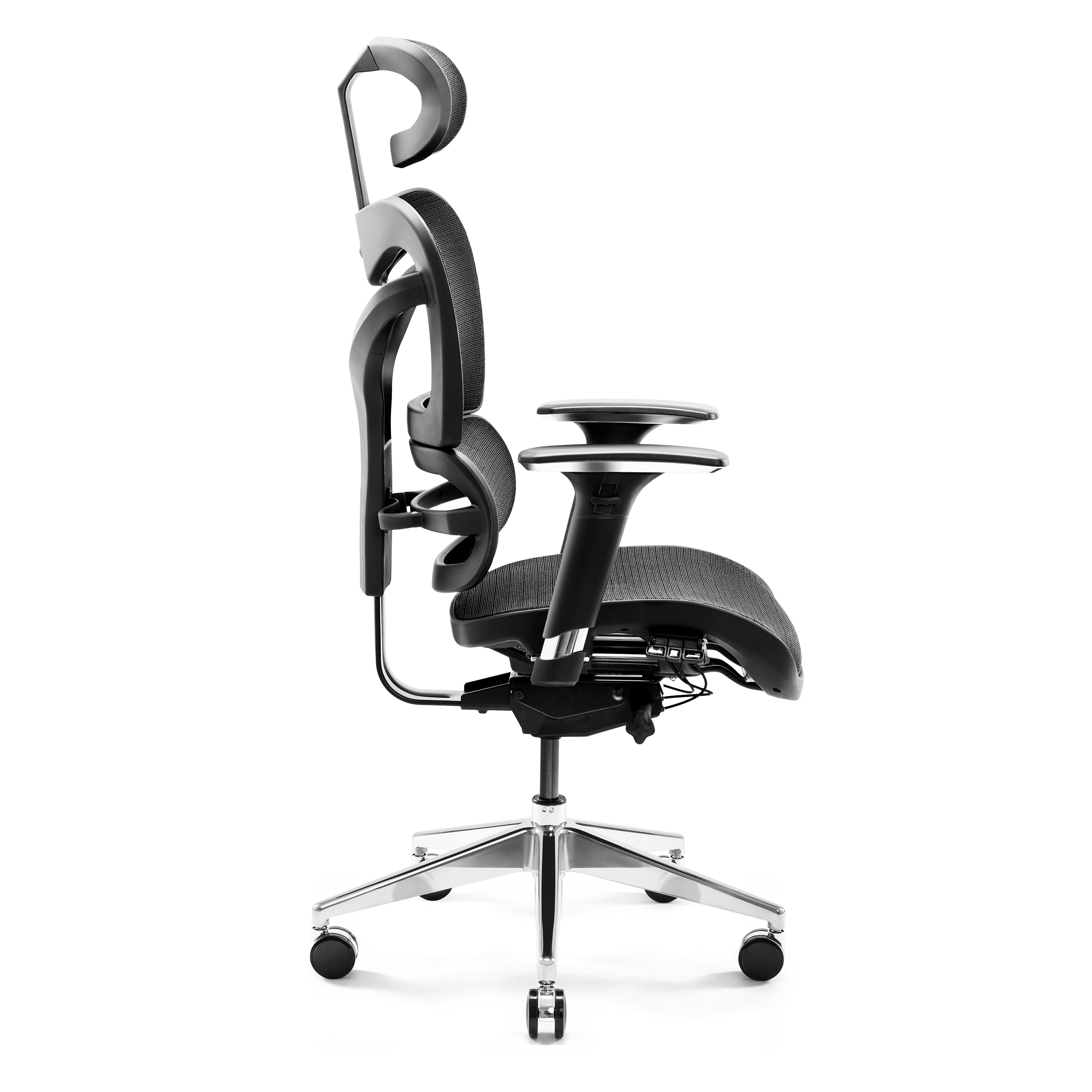 Ein schwarzer und silberner ergonomischer Bürostuhl auf Rädern, von der Seite vor Weiß gezeigt.