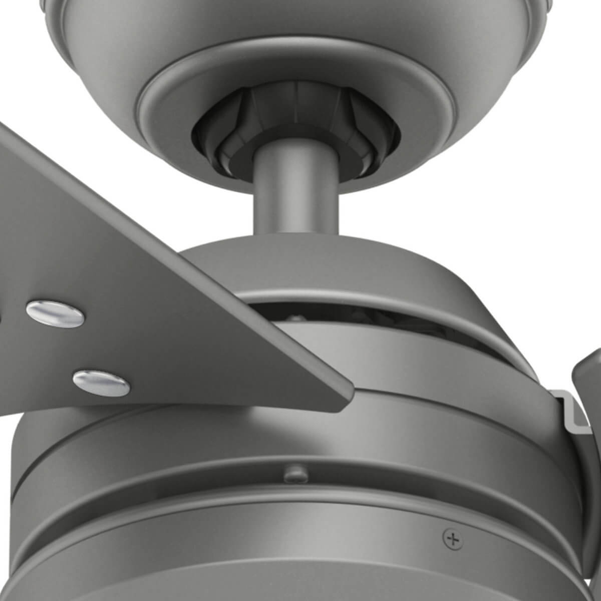 Nahaufnahme eines grauen Deckenventilators, zeigt Flügel und Motorgehäuse.
