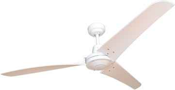Weißer Deckenventilator mit drei Flügeln, isoliert auf weißem Hintergrund, schräge Ansicht.