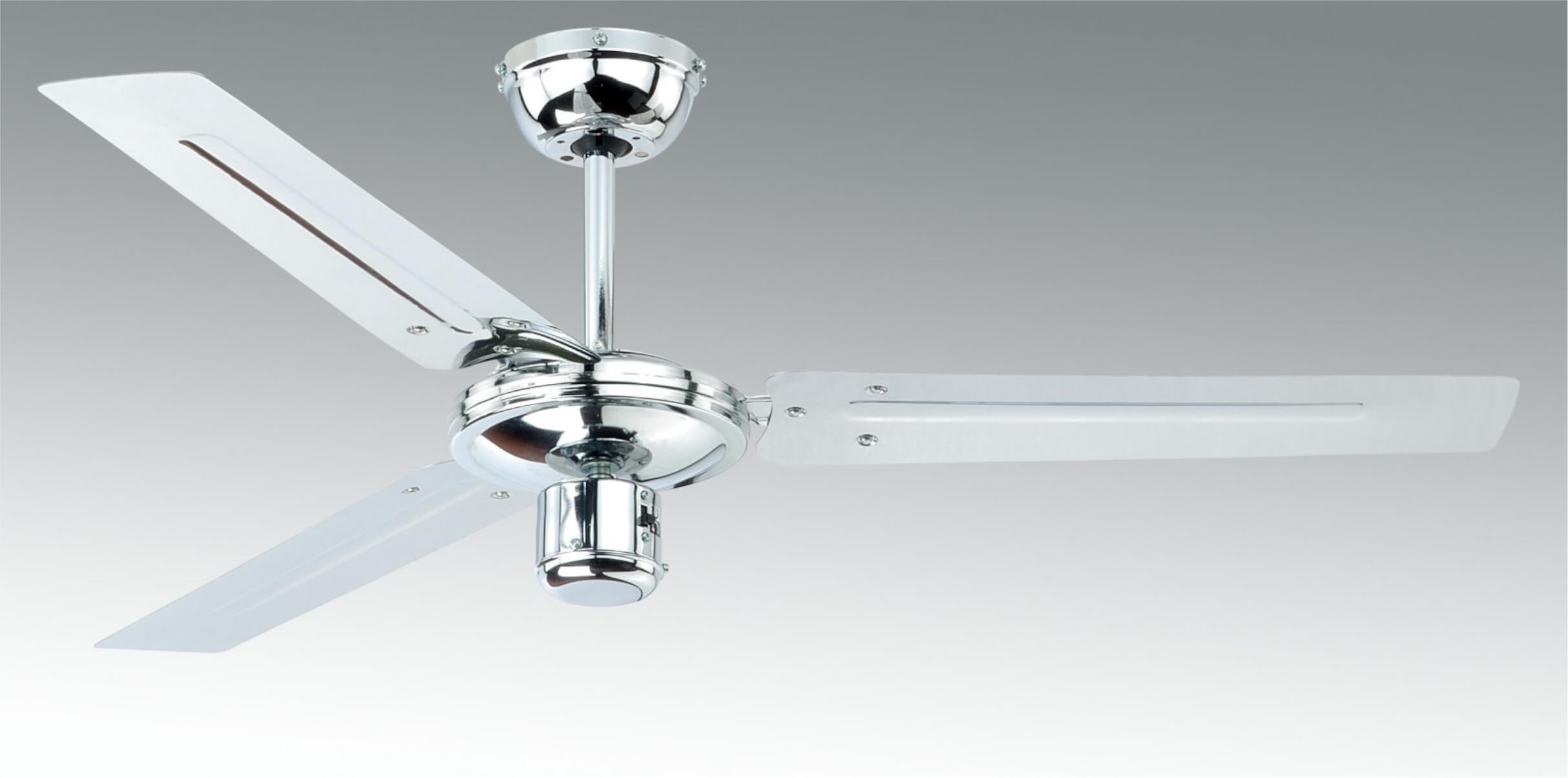 Deckenventilator aus Chrom mit drei Flügeln. Weißer Hintergrund.