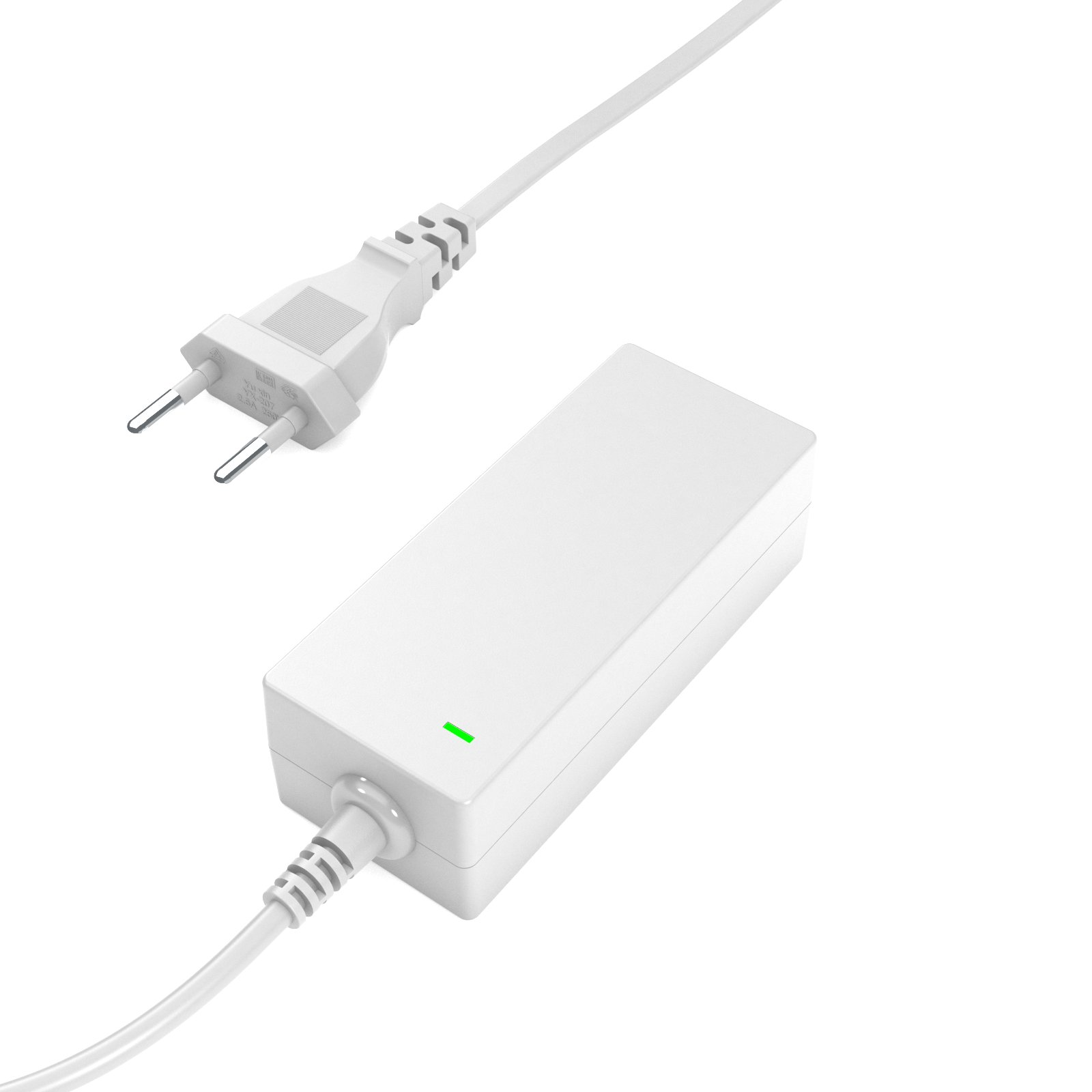 Weißes Netzteil mit grünem Licht, verbunden mit einem Stecker. Weißer Hintergrund.